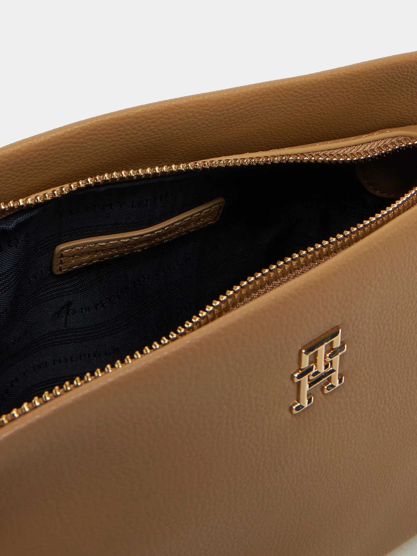 Сумки Tommy Hilfiger модель AW0AW17225-RBC Сумки Tommy Hilfiger модель AW0AW17225-RBC Фото
