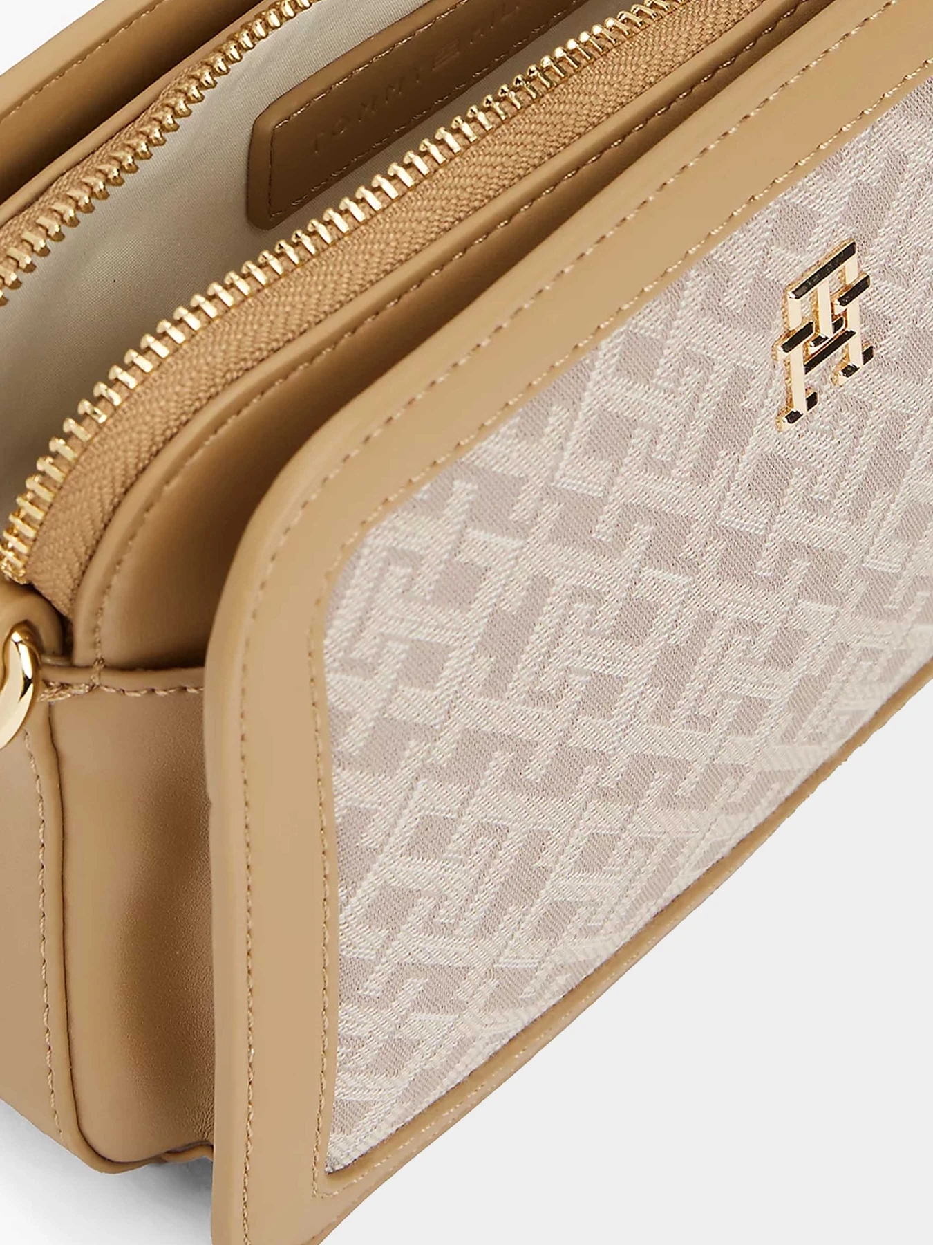 Сумки Tommy Hilfiger модель AW0AW17607-0I1 Сумки Tommy Hilfiger модель AW0AW17607-0I1 Фото