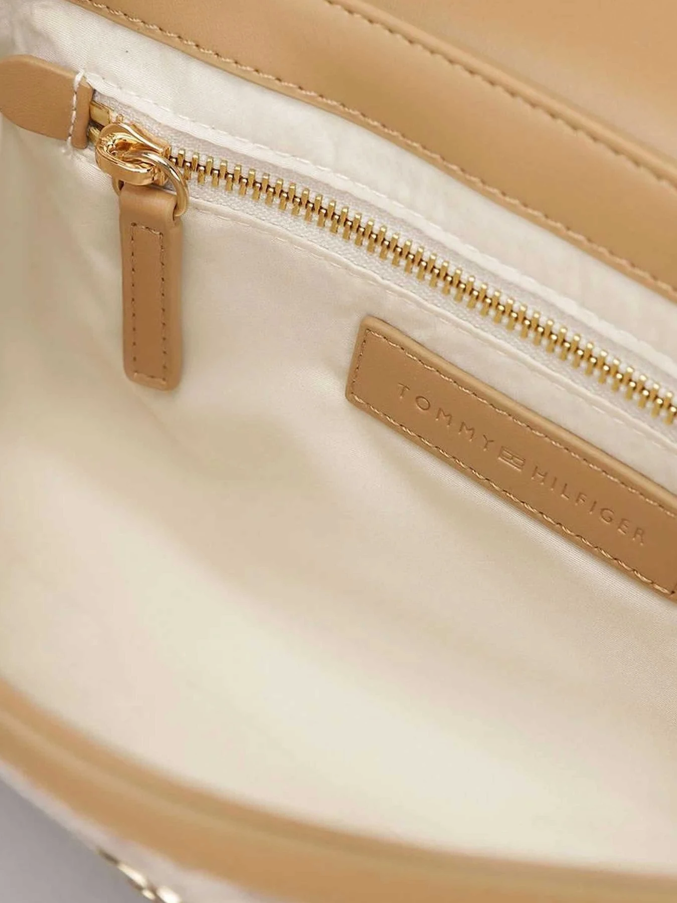 Сумки Tommy Hilfiger модель AW0AW17608-0I1 Фото