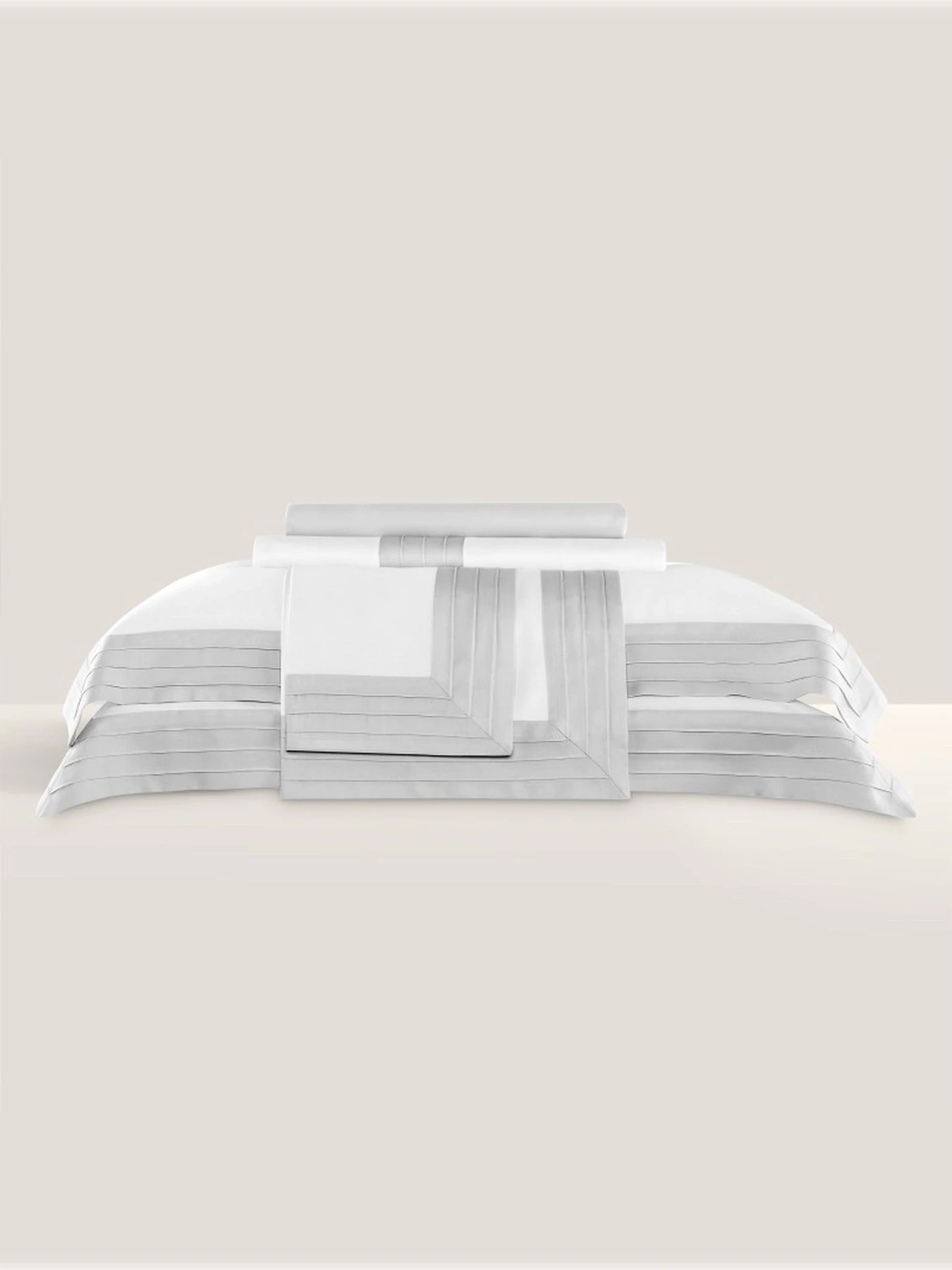 Комплект постельного белья Эдем бел/сер 145х200/200х230/50х70 TOGAS модель 1006.00837 Комплект постельного белья Эдем бел/сер 145х200/200х230/50х70 TOGAS модель 1006.00837 Фото
