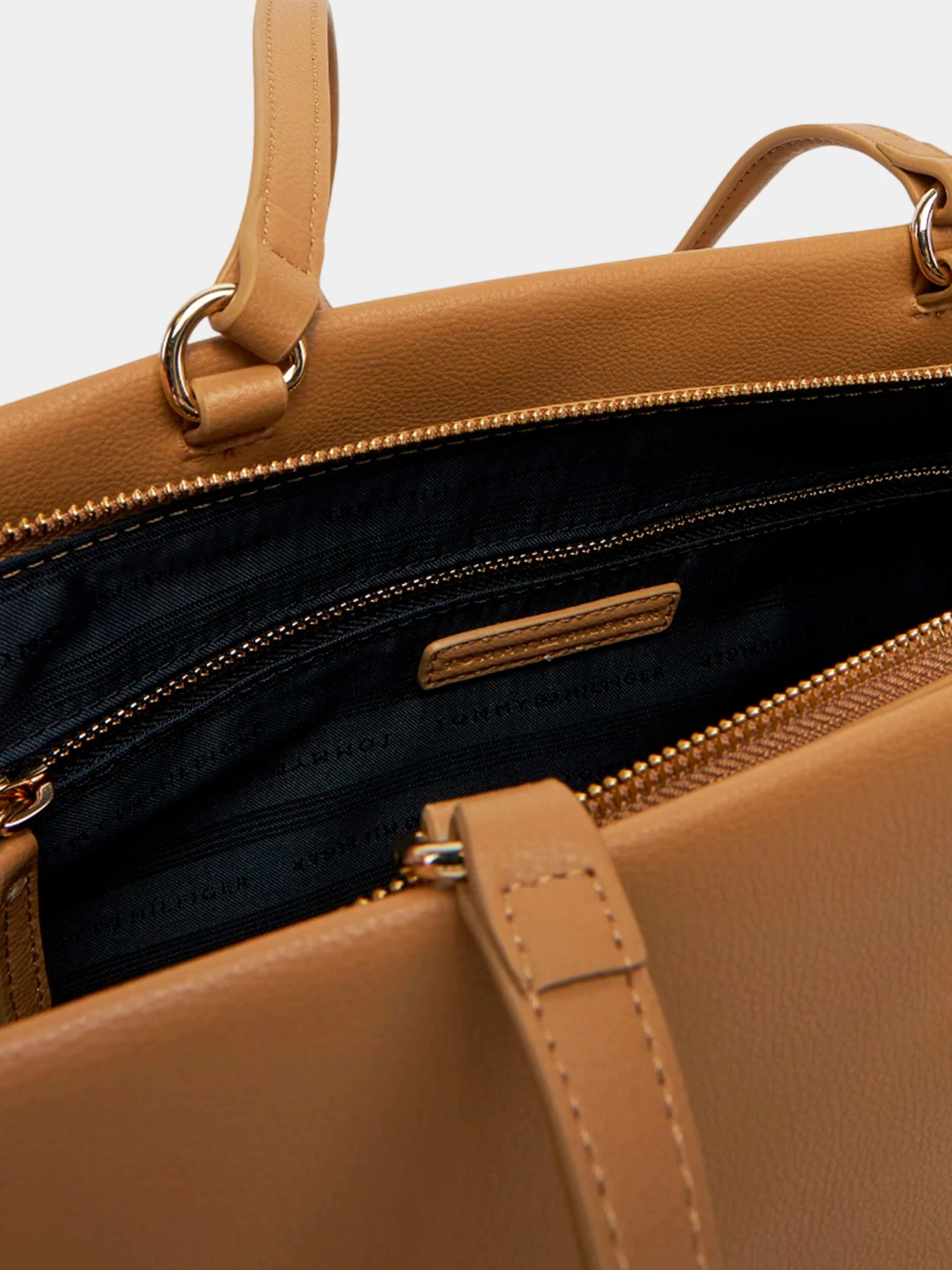 Сумки Tommy Hilfiger модель AW0AW17197-RBC Фото