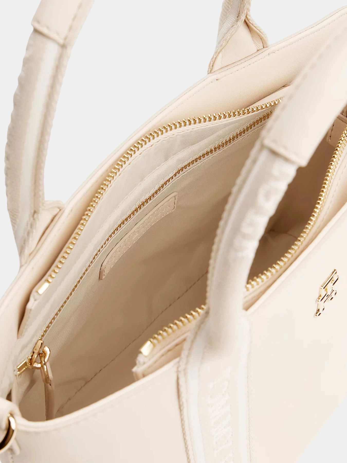 Сумки Tommy Hilfiger модель AW0AW17201-AA8 Сумки Tommy Hilfiger модель AW0AW17201-AA8 Фото