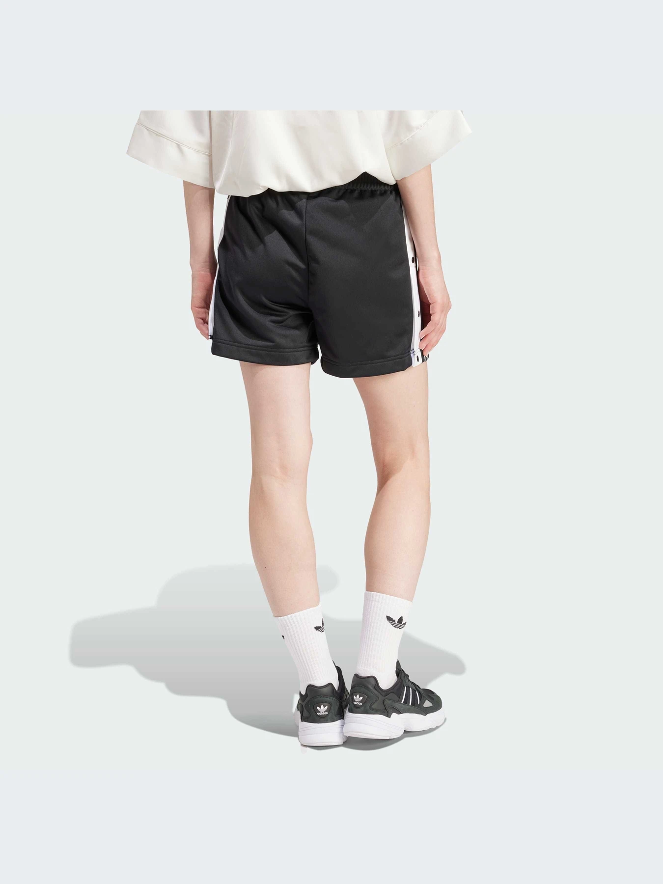 Шорты Adidas Adicolor модель IU2518-KZ Шорты Adidas Adicolor модель IU2518-KZ Фото