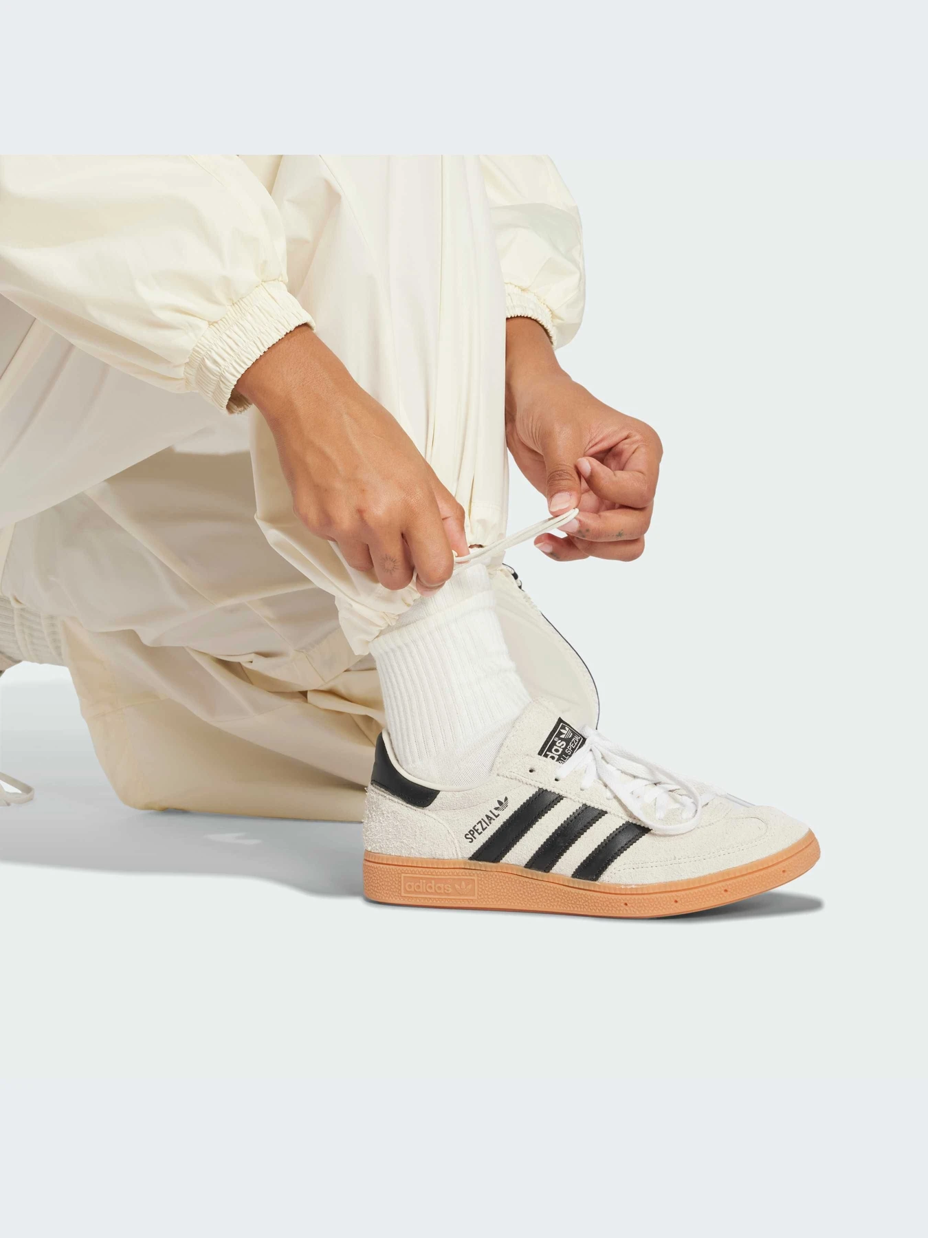 Брюки Adidas Adicolor модель JD0087-KZ Брюки Adidas Adicolor модель JD0087-KZ Фото