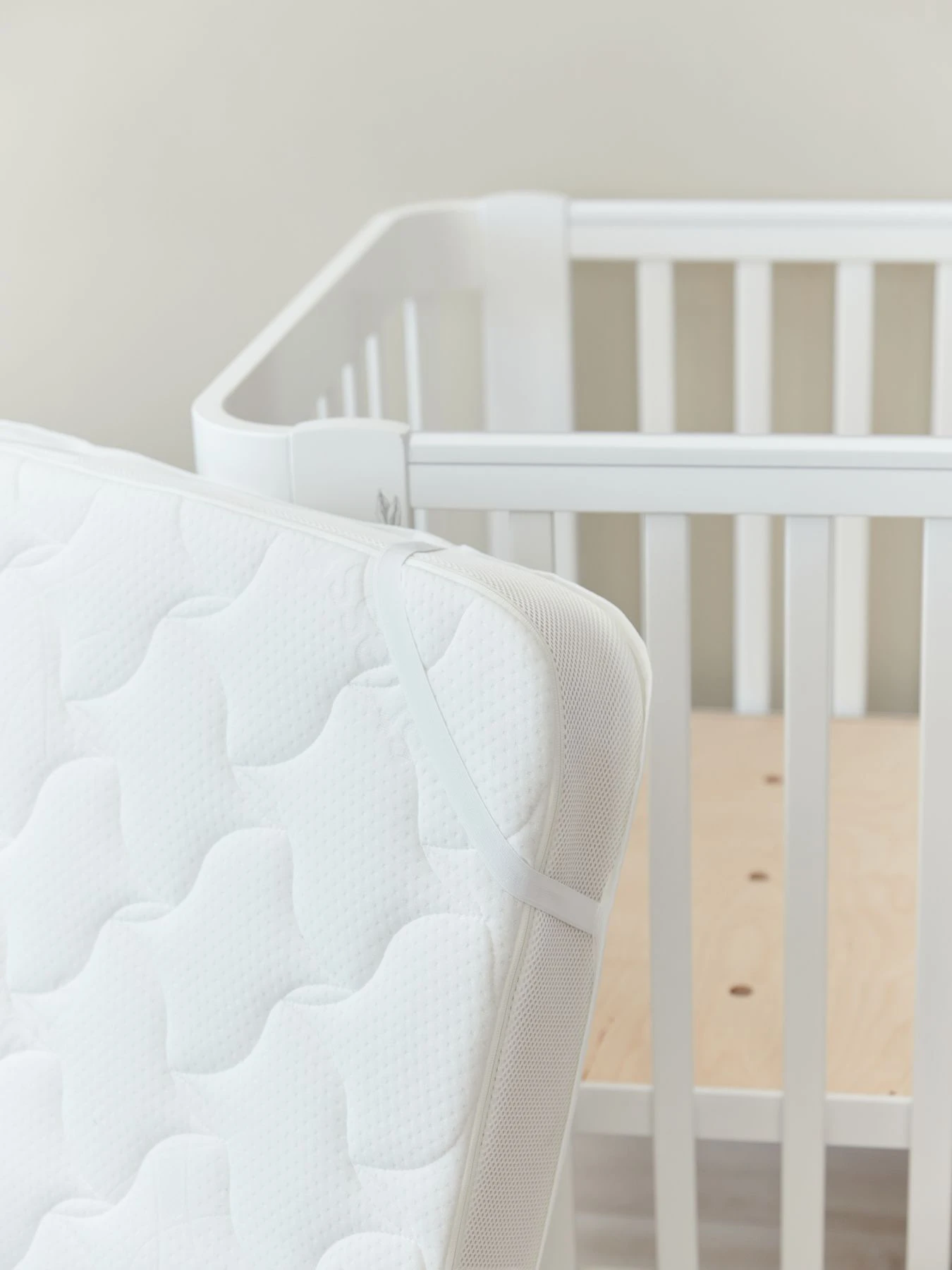 Наматрасник детский 120х60 см Happy Baby модель 87509_white Наматрасник детский 120х60 см Happy Baby модель 87509_white Фото