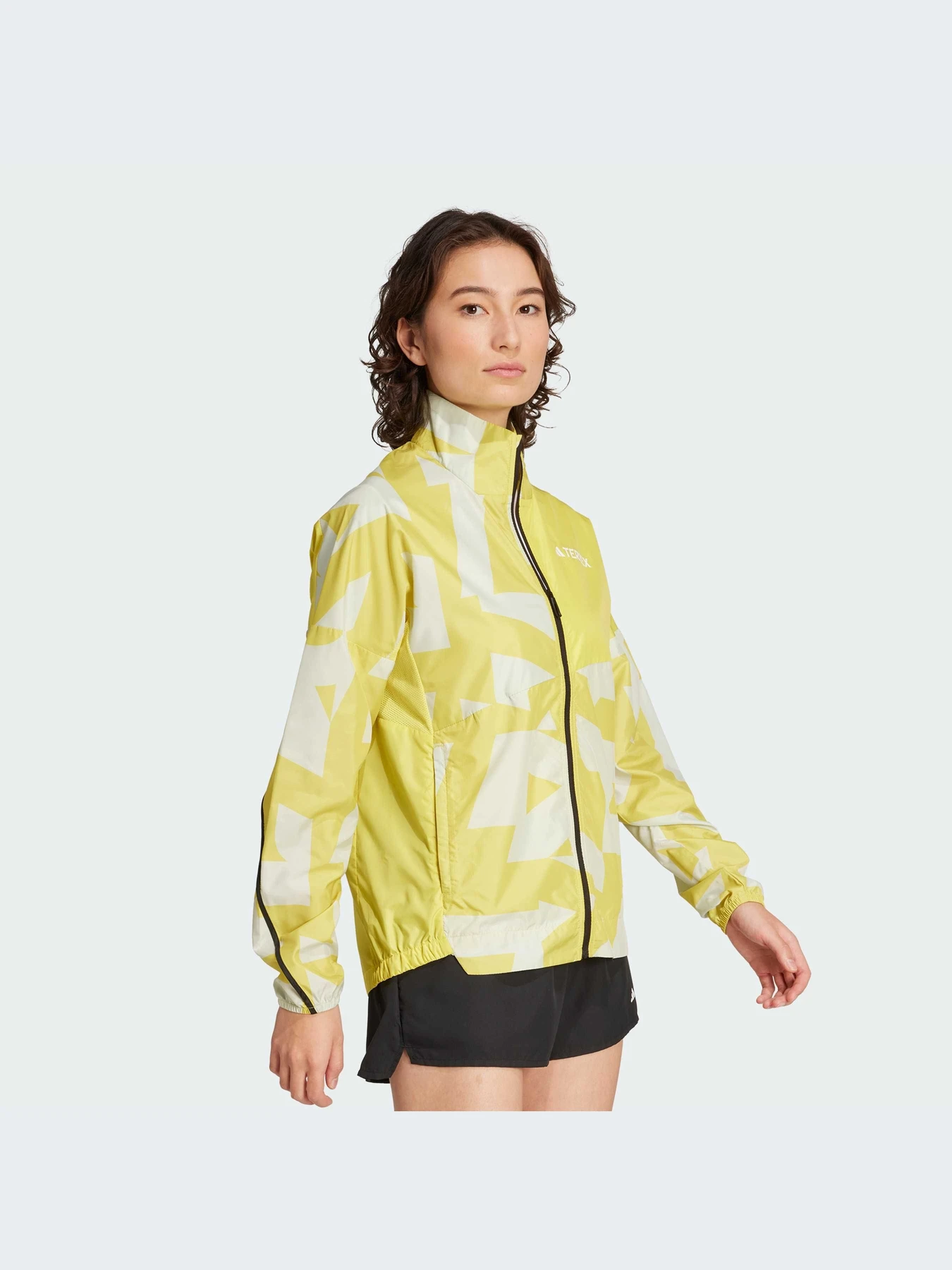 Куртки и дубленки Adidas модель JF1502-KZ Куртки и дубленки Adidas модель JF1502-KZ Фото