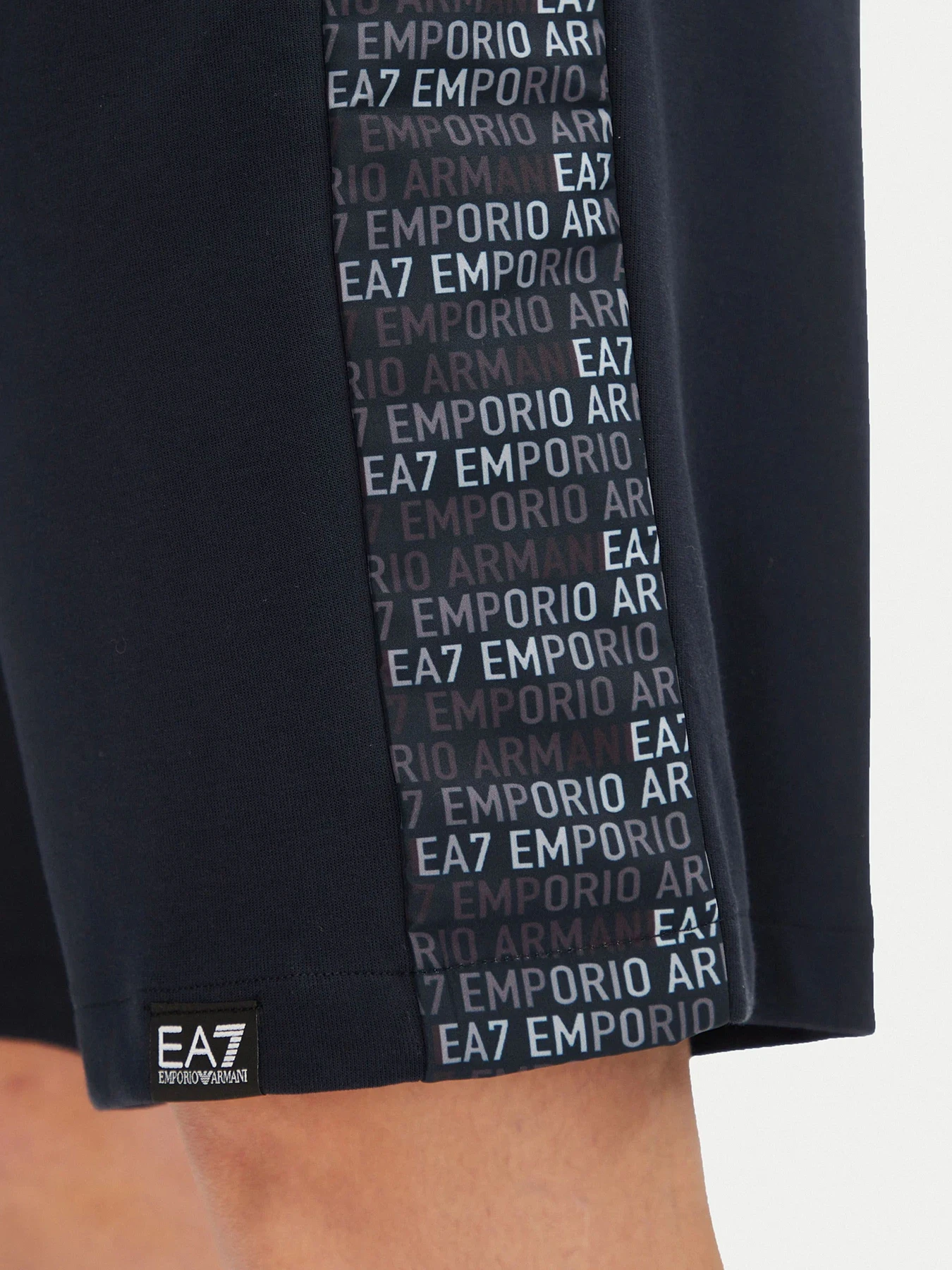 Шорты EA7 модель 7M000217-AF12660-UB102 Шорты EA7 модель 7M000217-AF12660-UB102 Фото