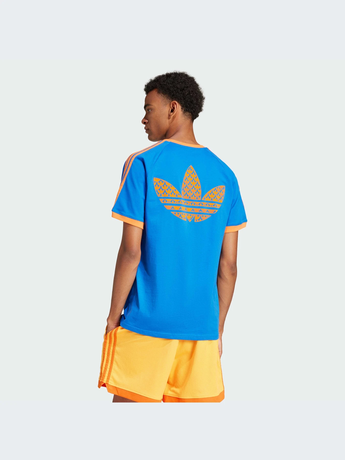 Футболки и поло Adidas Graphics модель JD0700-KZ Футболки и поло Adidas Graphics модель JD0700-KZ Фото