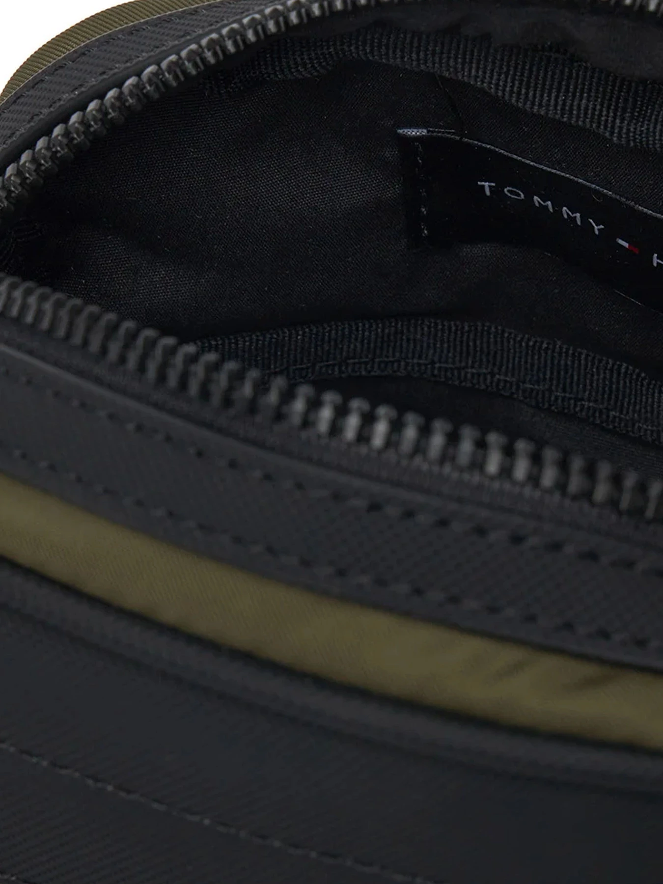 Сумки Tommy Hilfiger модель AM0AM13185-RBN Сумки Tommy Hilfiger модель AM0AM13185-RBN Фото