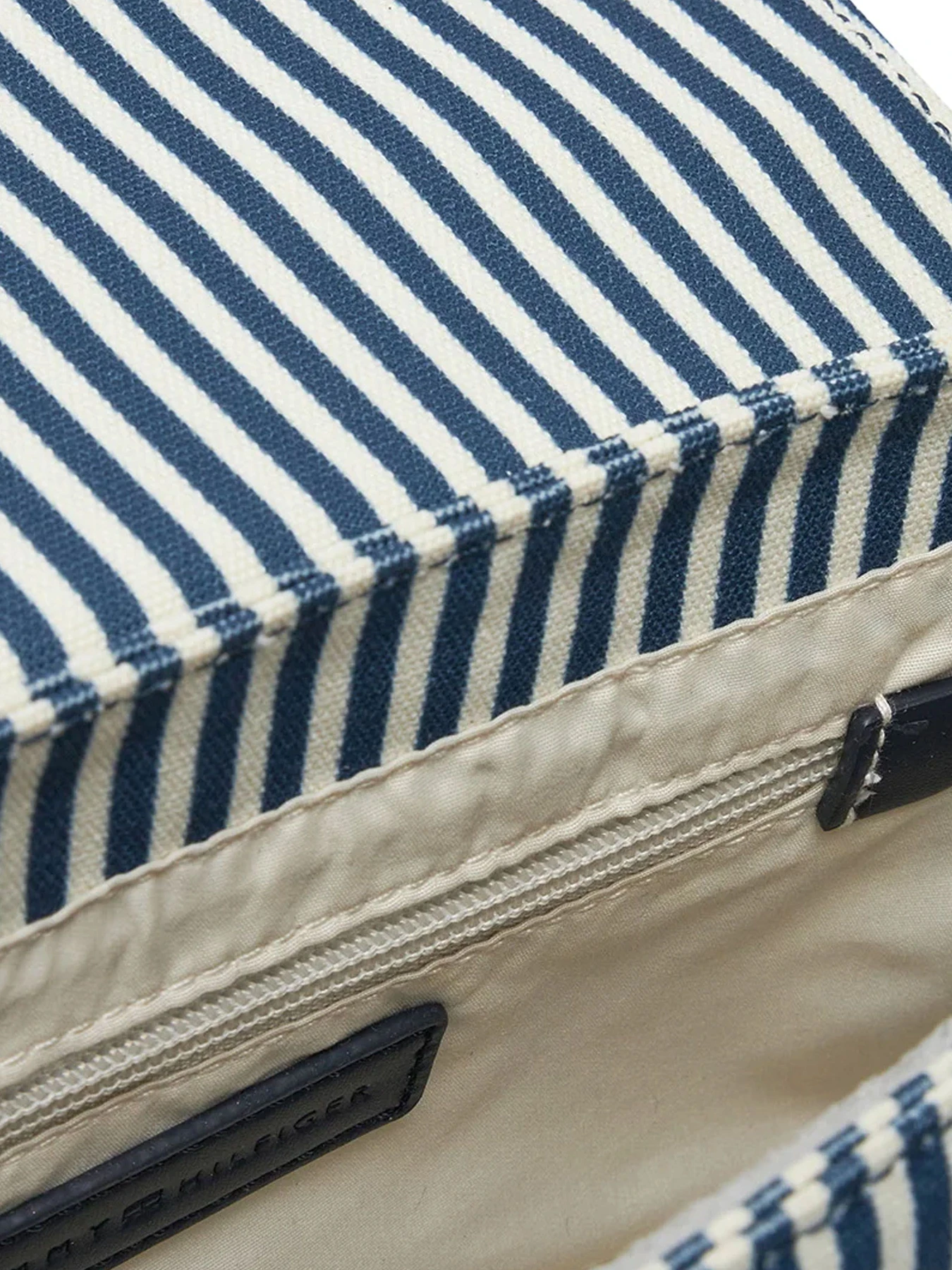 Сумки Tommy Hilfiger модель AW0AW17166-0GY Сумки Tommy Hilfiger модель AW0AW17166-0GY Фото