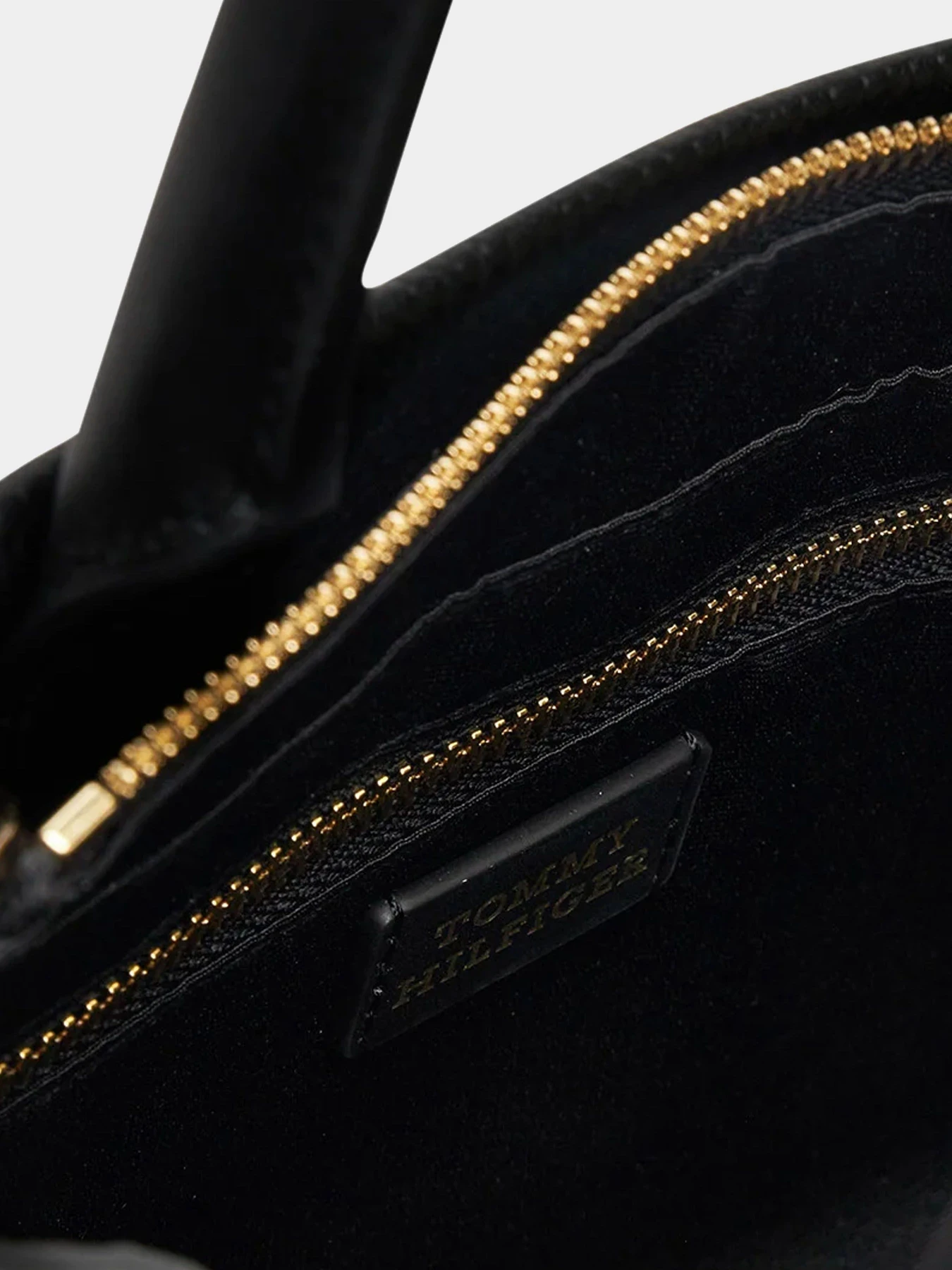 Сумки Tommy Hilfiger модель AW0AW17188-BDS Сумки Tommy Hilfiger модель AW0AW17188-BDS Фото