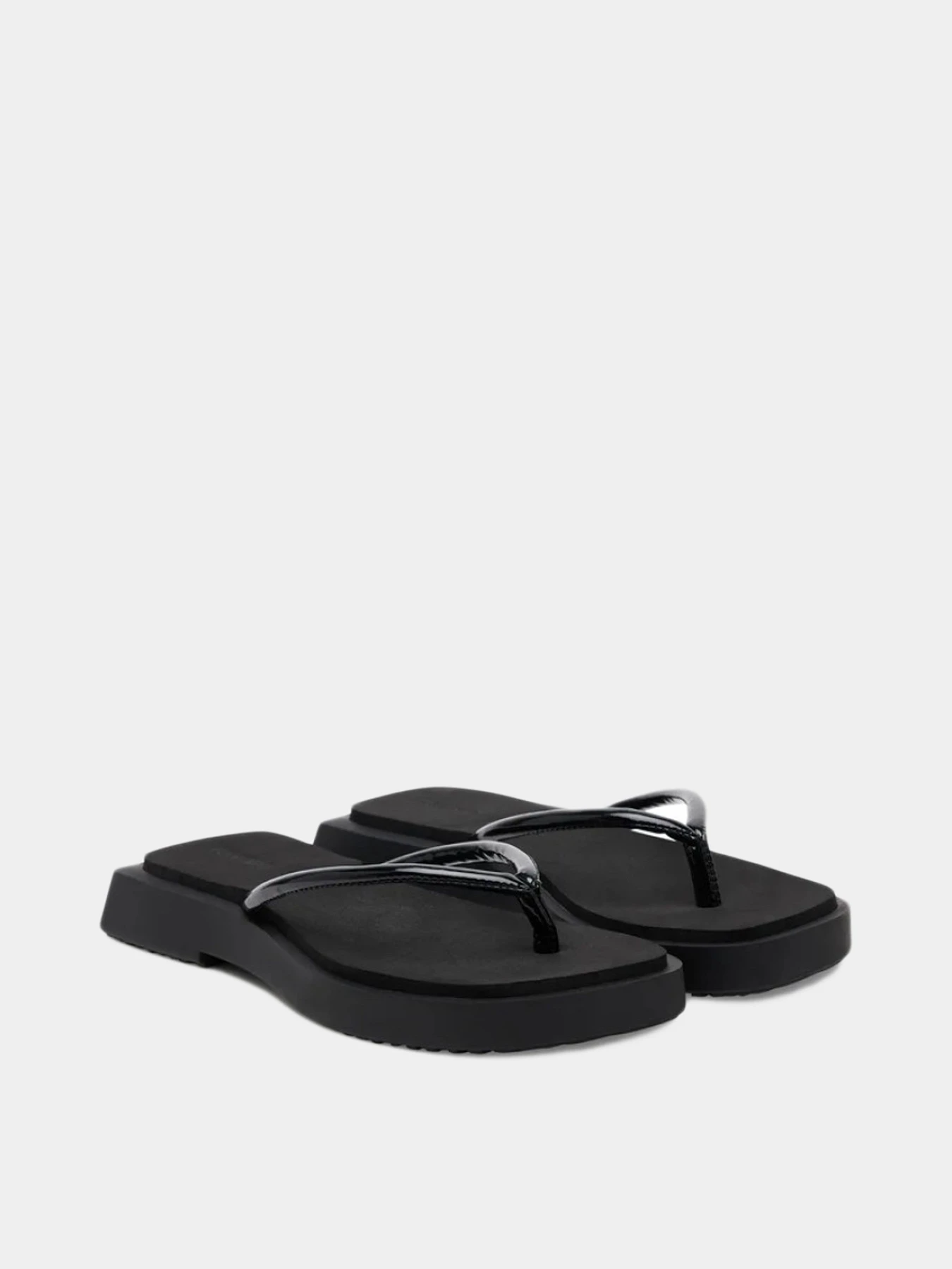 Шлёпанцы Calvin Klein модель YW0YW01716-0GJ Шлёпанцы Calvin Klein модель YW0YW01716-0GJ Фото