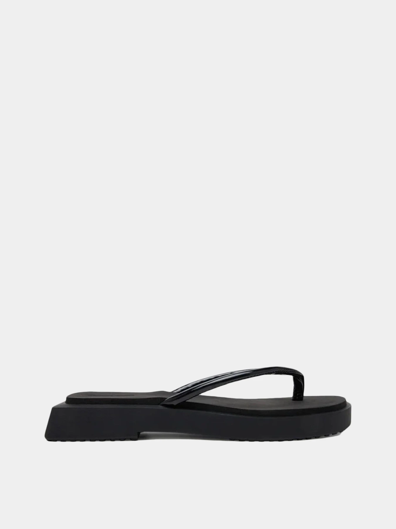 Шлёпанцы Calvin Klein модель YW0YW01716-0GJ Шлёпанцы Calvin Klein модель YW0YW01716-0GJ Фото