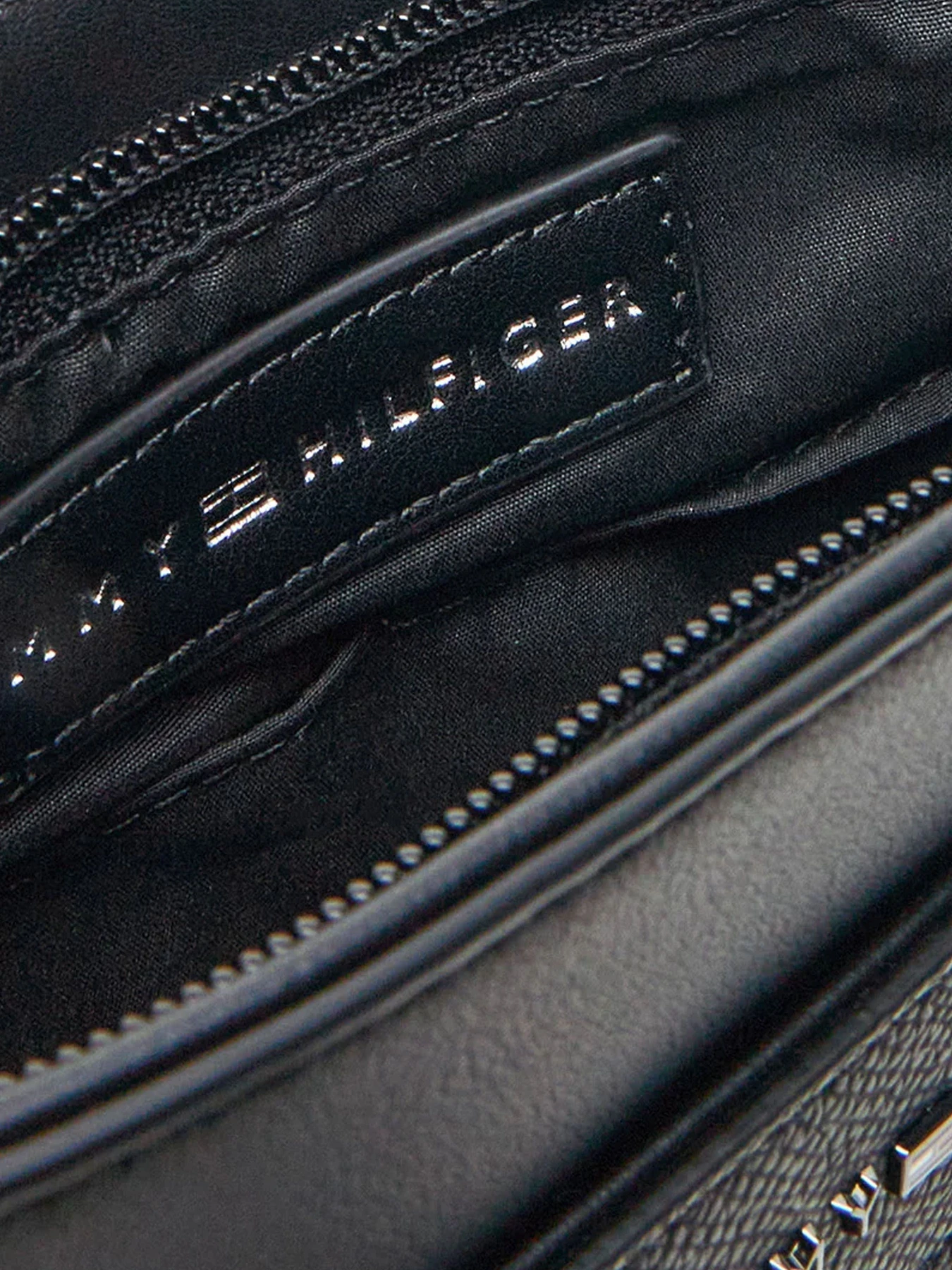 Сумки Tommy Hilfiger модель AM0AM13225-BDS Фото