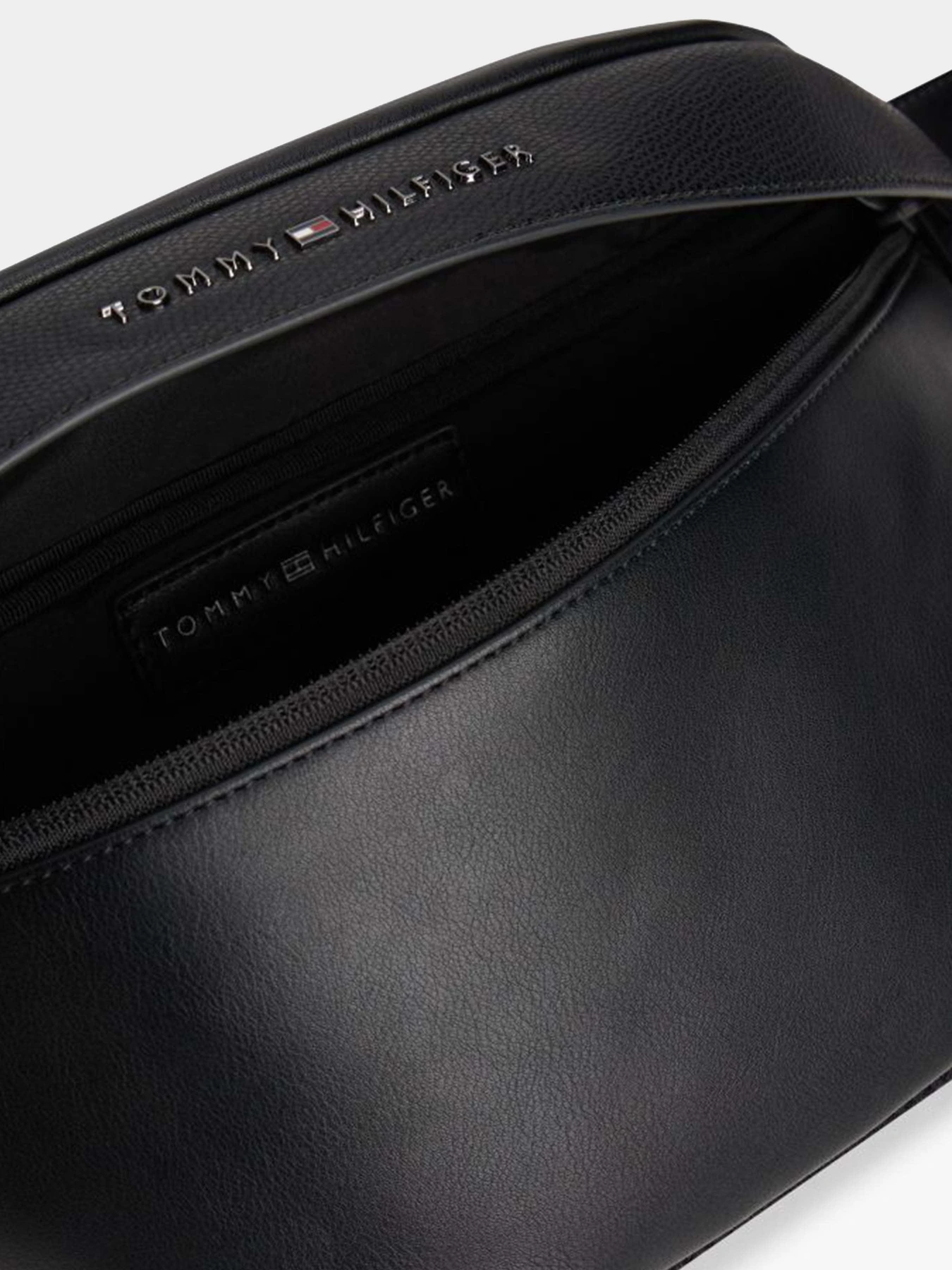 Сумки Tommy Hilfiger модель AM0AM13226-BDS Сумки Tommy Hilfiger модель AM0AM13226-BDS Фото