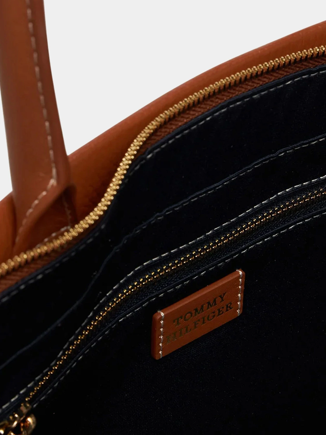 Сумки Tommy Hilfiger модель AW0AW17185-GPA Сумки Tommy Hilfiger модель AW0AW17185-GPA Фото
