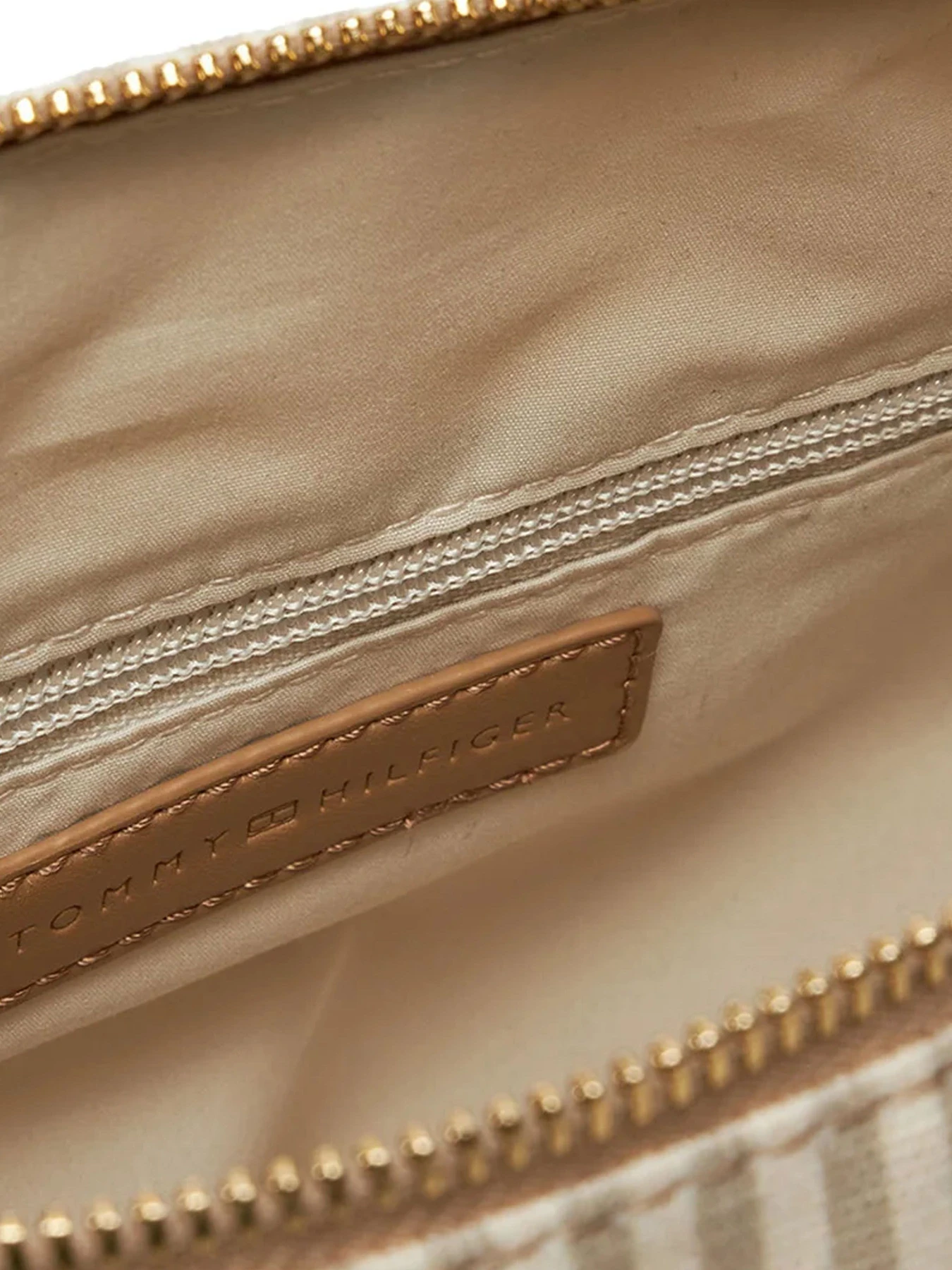 Сумки Tommy Hilfiger модель AW0AW17202-0I1 Фото