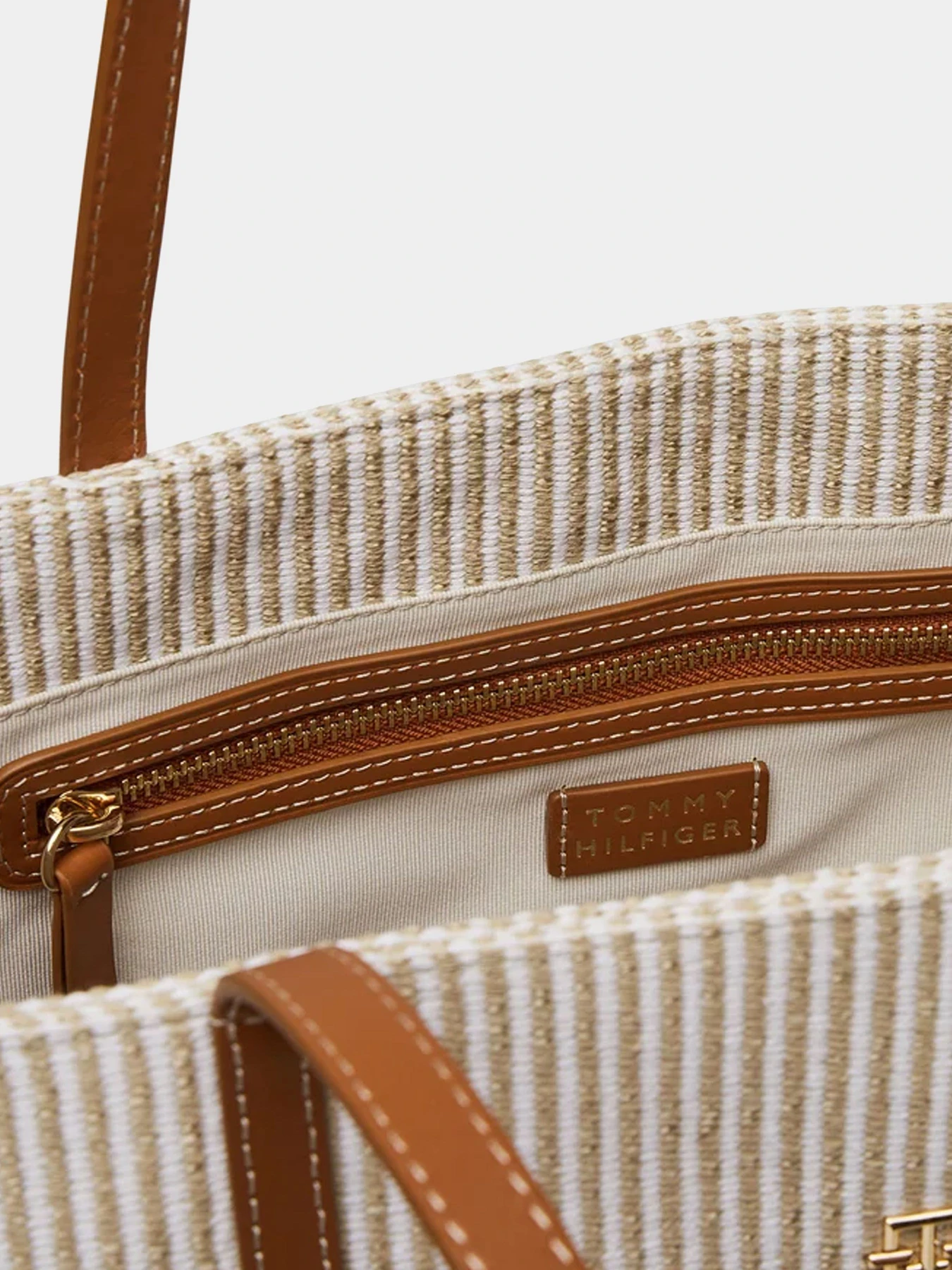 Сумки Tommy Hilfiger модель AW0AW17418-0F4 Сумки Tommy Hilfiger модель AW0AW17418-0F4 Фото