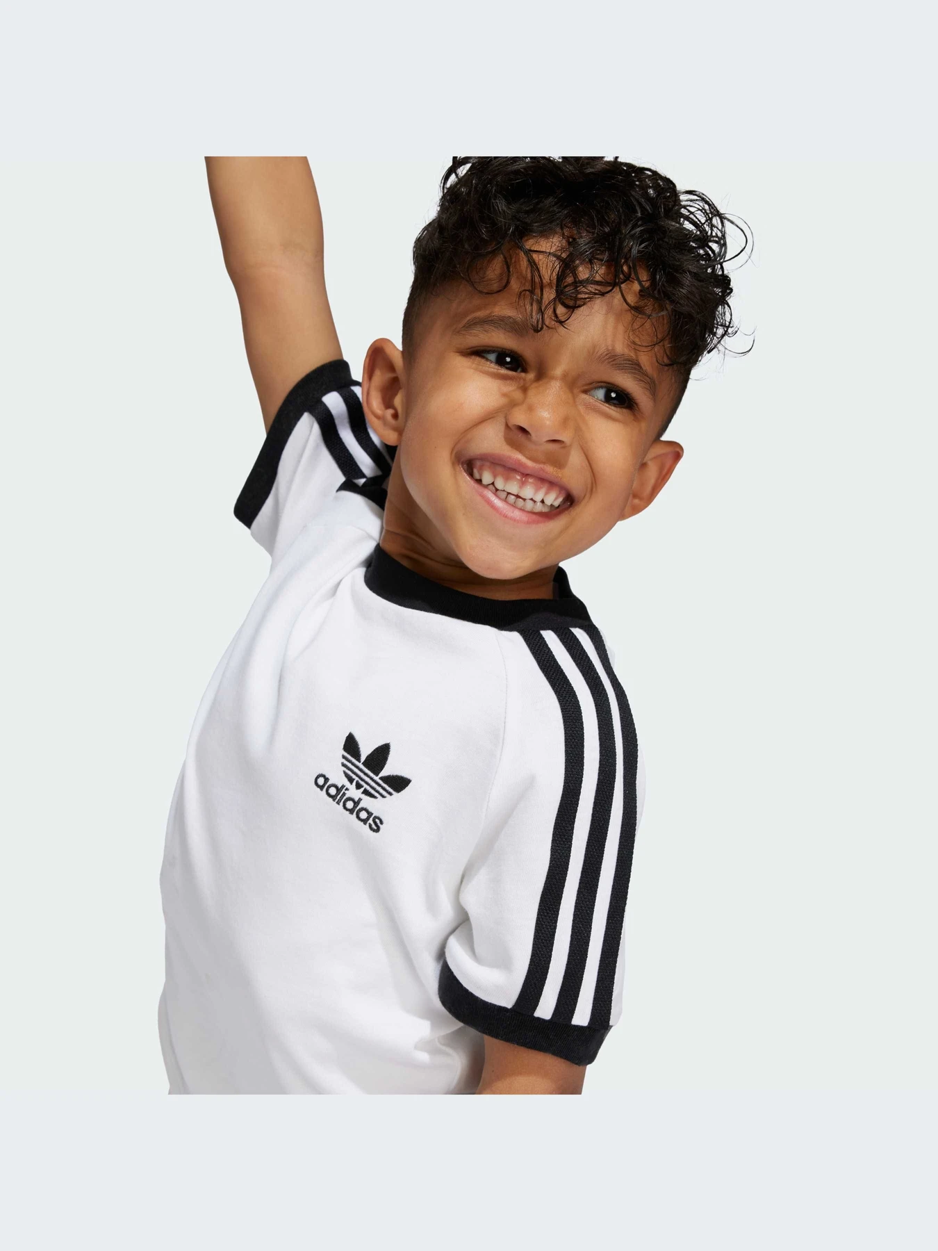 Футболки и поло Adidas модель JE0517-KZ Футболки и поло Adidas модель JE0517-KZ Фото
