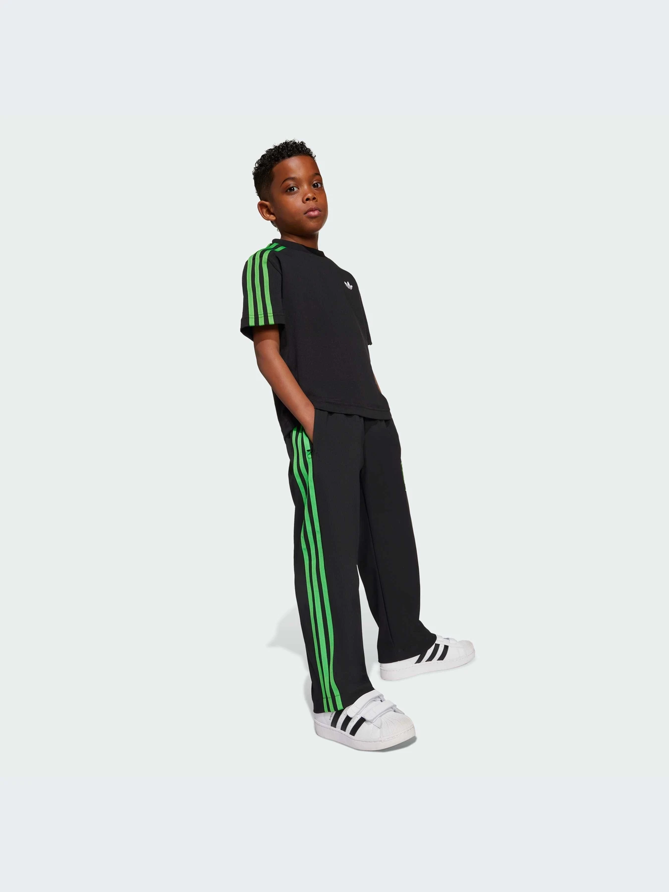 Футболки и поло Adidas Graphics модель JW5330-KZ Футболки и поло Adidas Graphics модель JW5330-KZ Фото