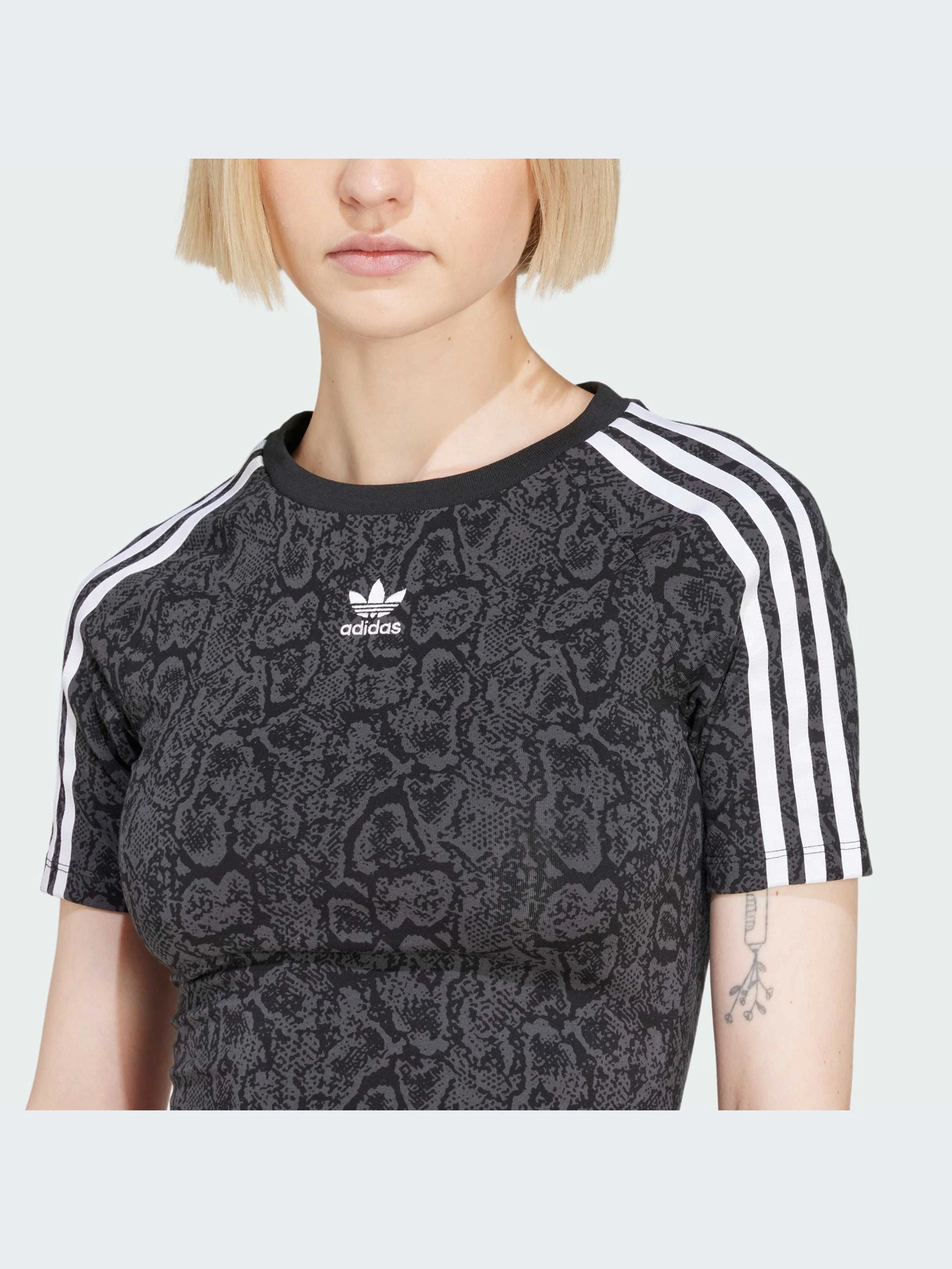 Футболки и поло Adidas Graphics модель JI8408-KZ Футболки и поло Adidas Graphics модель JI8408-KZ Фото