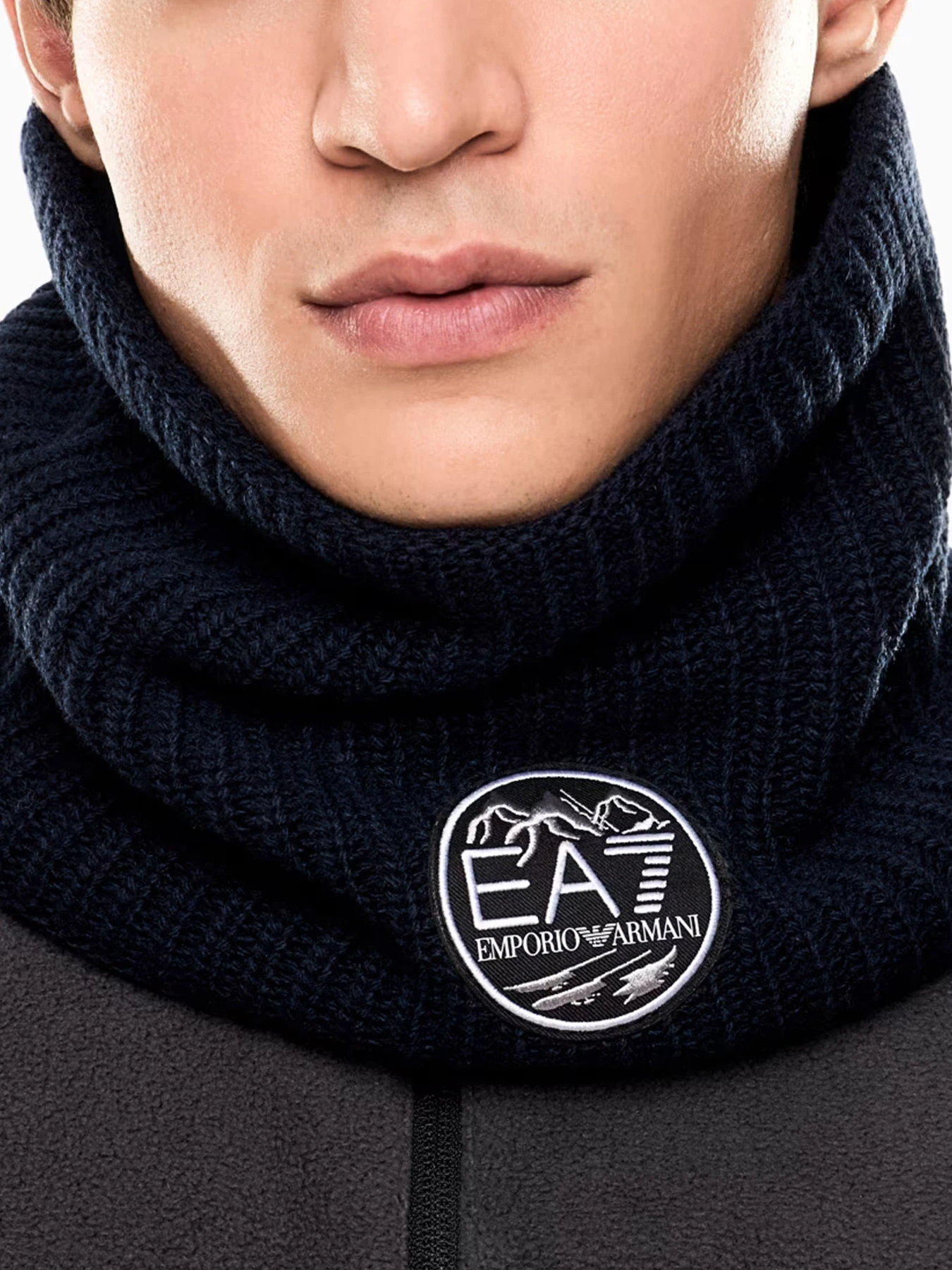 Шарфы и платки EA7 модель 7X000244-AF18020-UB102 Шарфы и платки EA7 модель 7X000244-AF18020-UB102 Фото