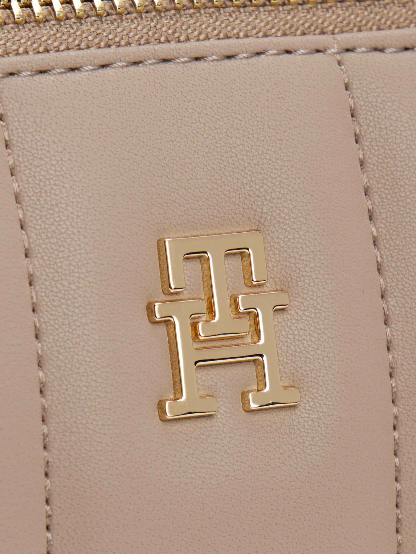 Сумки Tommy Hilfiger модель AW0AW17453-AFE Сумки Tommy Hilfiger модель AW0AW17453-AFE Фото