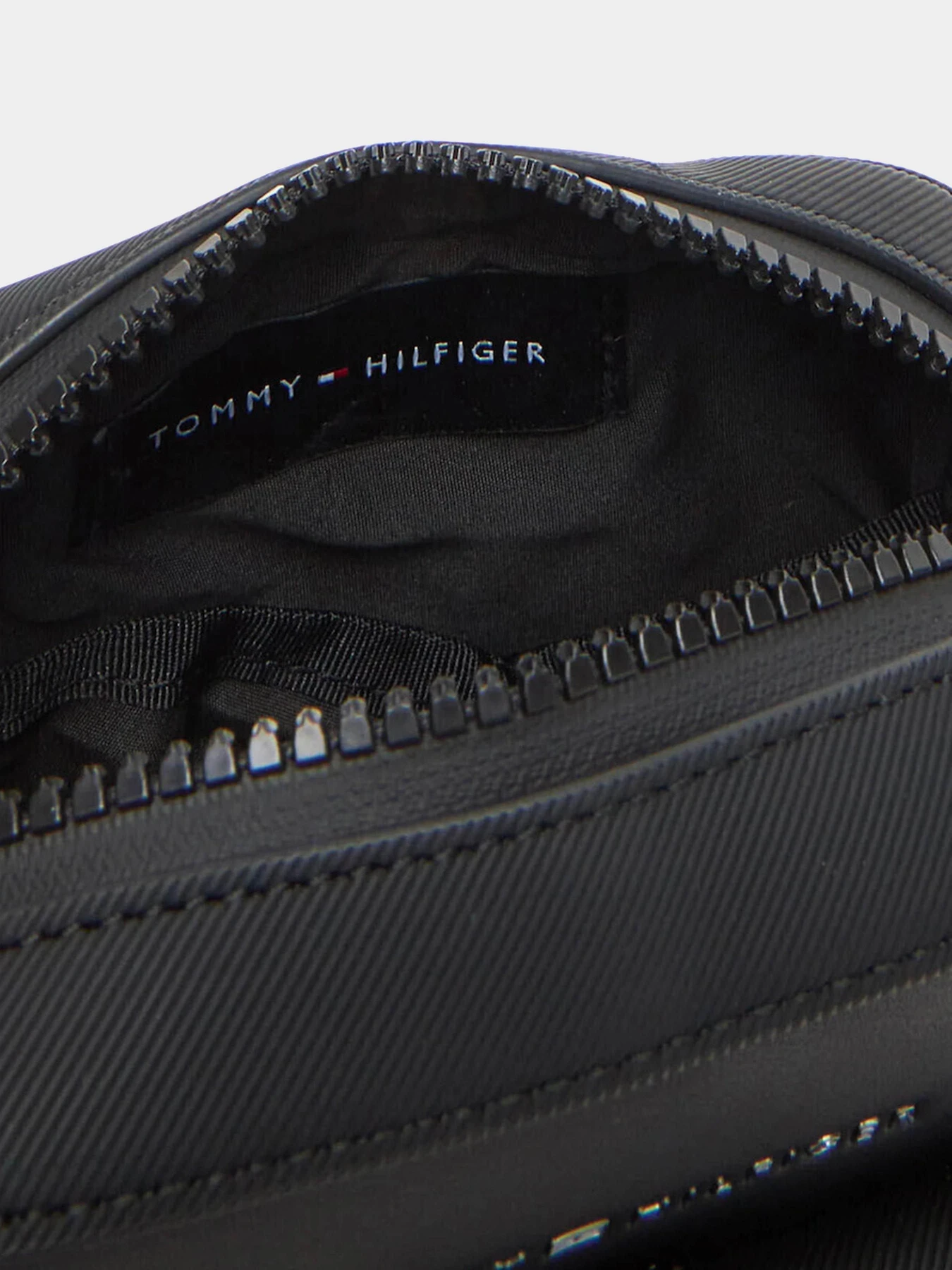 Сумки Tommy Hilfiger модель AM0AM13479-BDS Сумки Tommy Hilfiger модель AM0AM13479-BDS Фото
