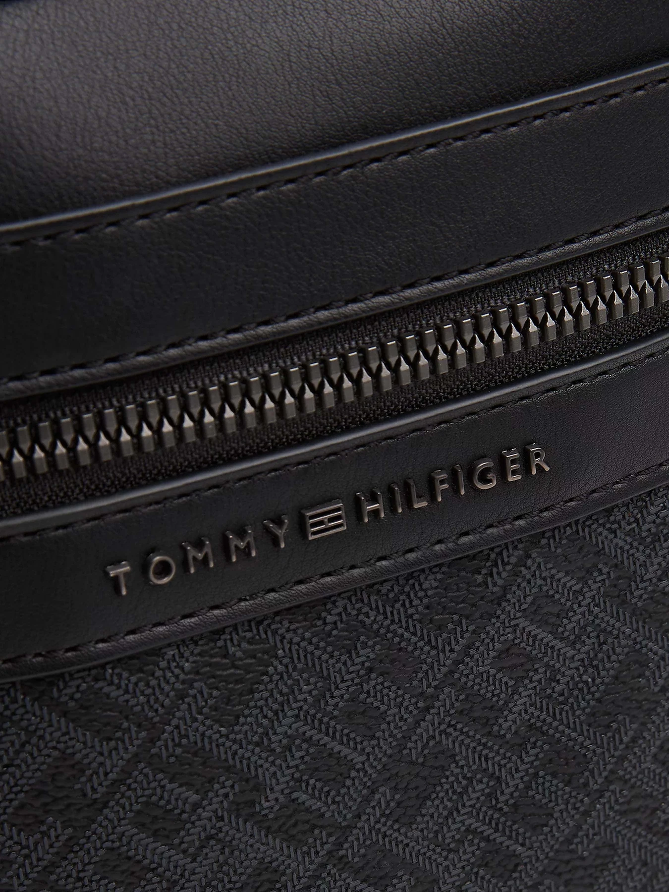 Сумки Tommy Hilfiger модель AM0AM13493-BDS Сумки Tommy Hilfiger модель AM0AM13493-BDS Фото
