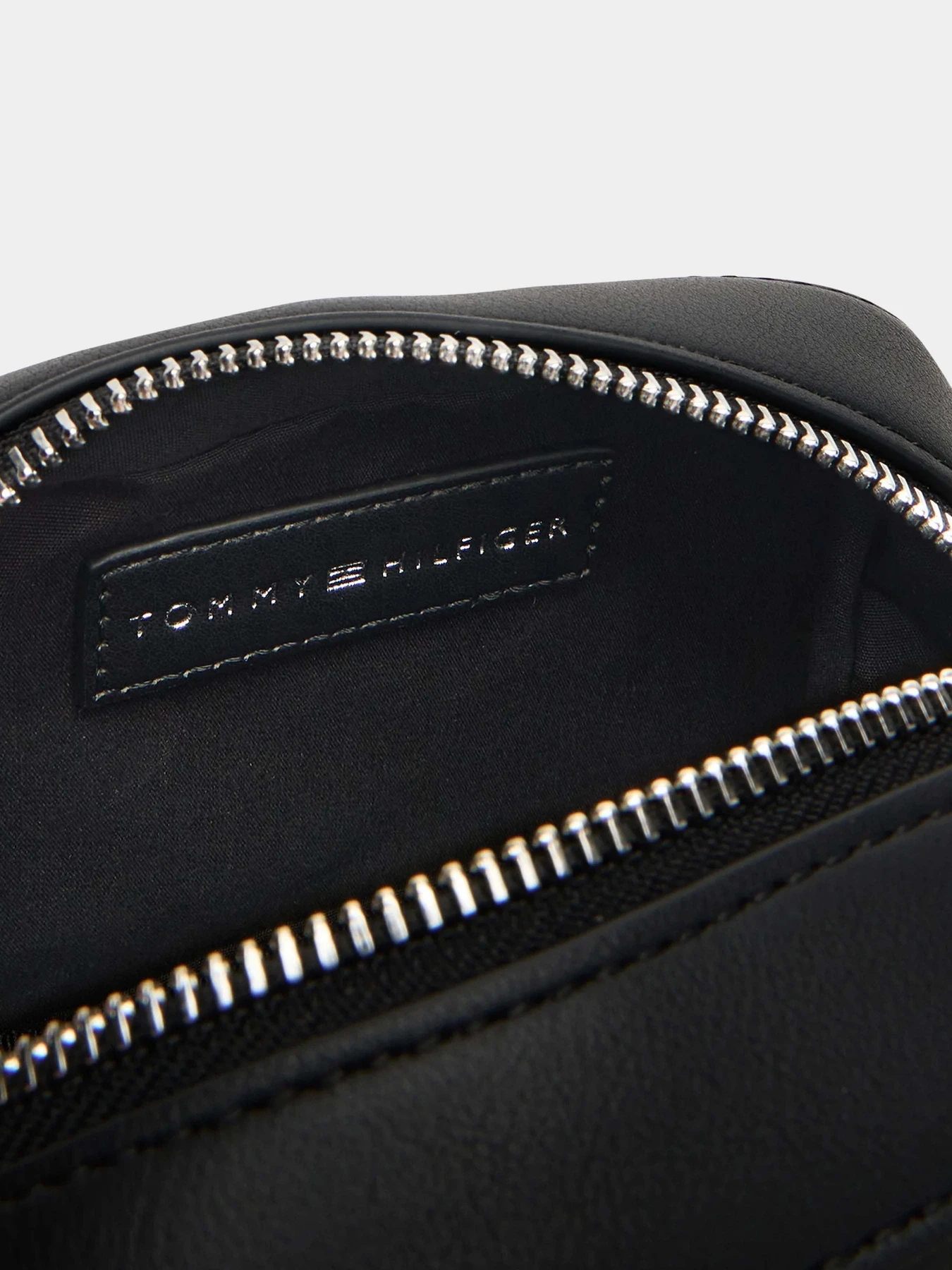 Сумки Tommy Hilfiger модель AM0AM13661-BDS Сумки Tommy Hilfiger модель AM0AM13661-BDS Фото
