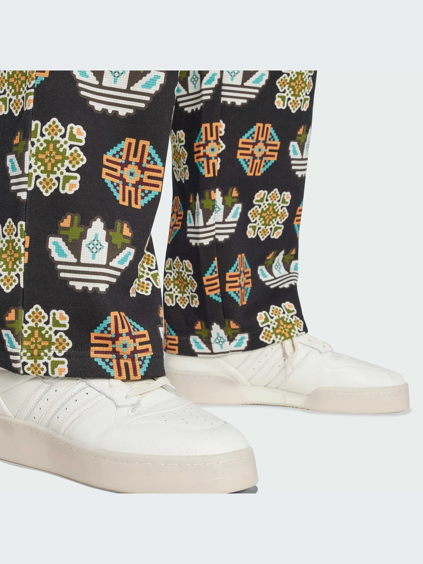 Брюки Adidas Graphics модель JW3503-KZ Брюки Adidas Graphics модель JW3503-KZ Фото