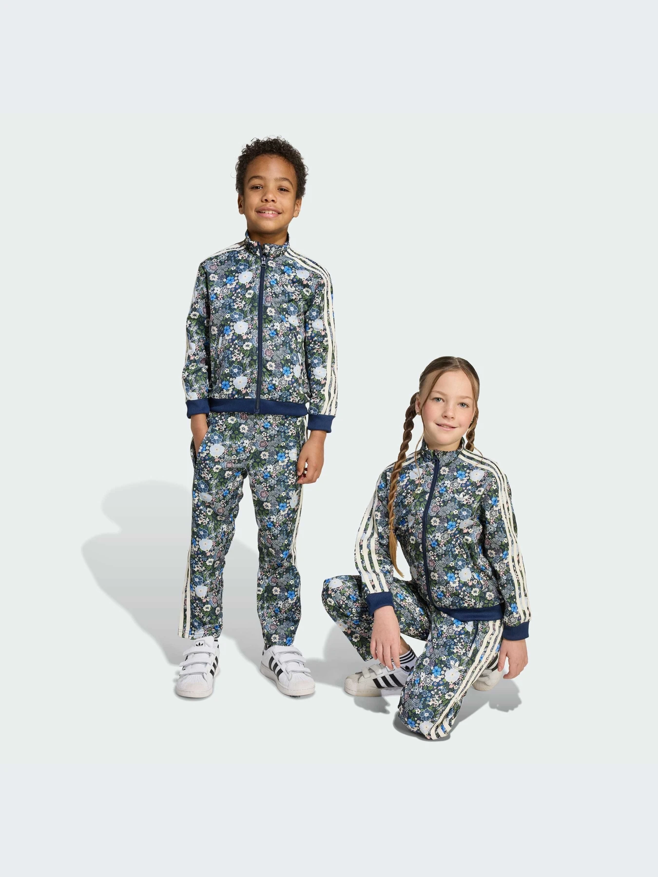 Костюмы Adidas Graphics модель JV7724-KZ Костюмы Adidas Graphics модель JV7724-KZ Фото