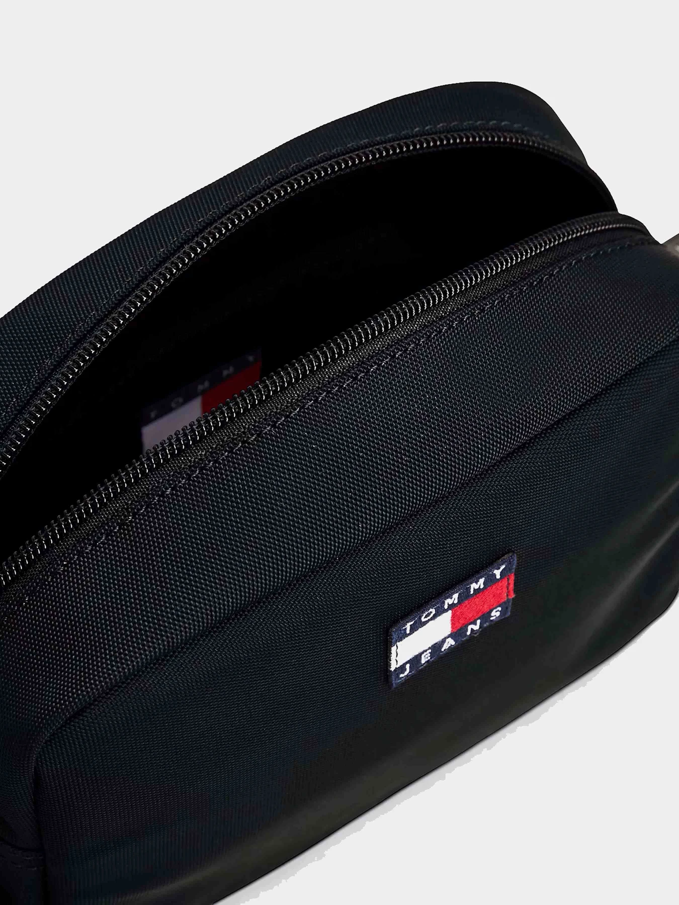 Сумки Tommy Hilfiger модель AW0AW17286-BDS Сумки Tommy Hilfiger модель AW0AW17286-BDS Фото