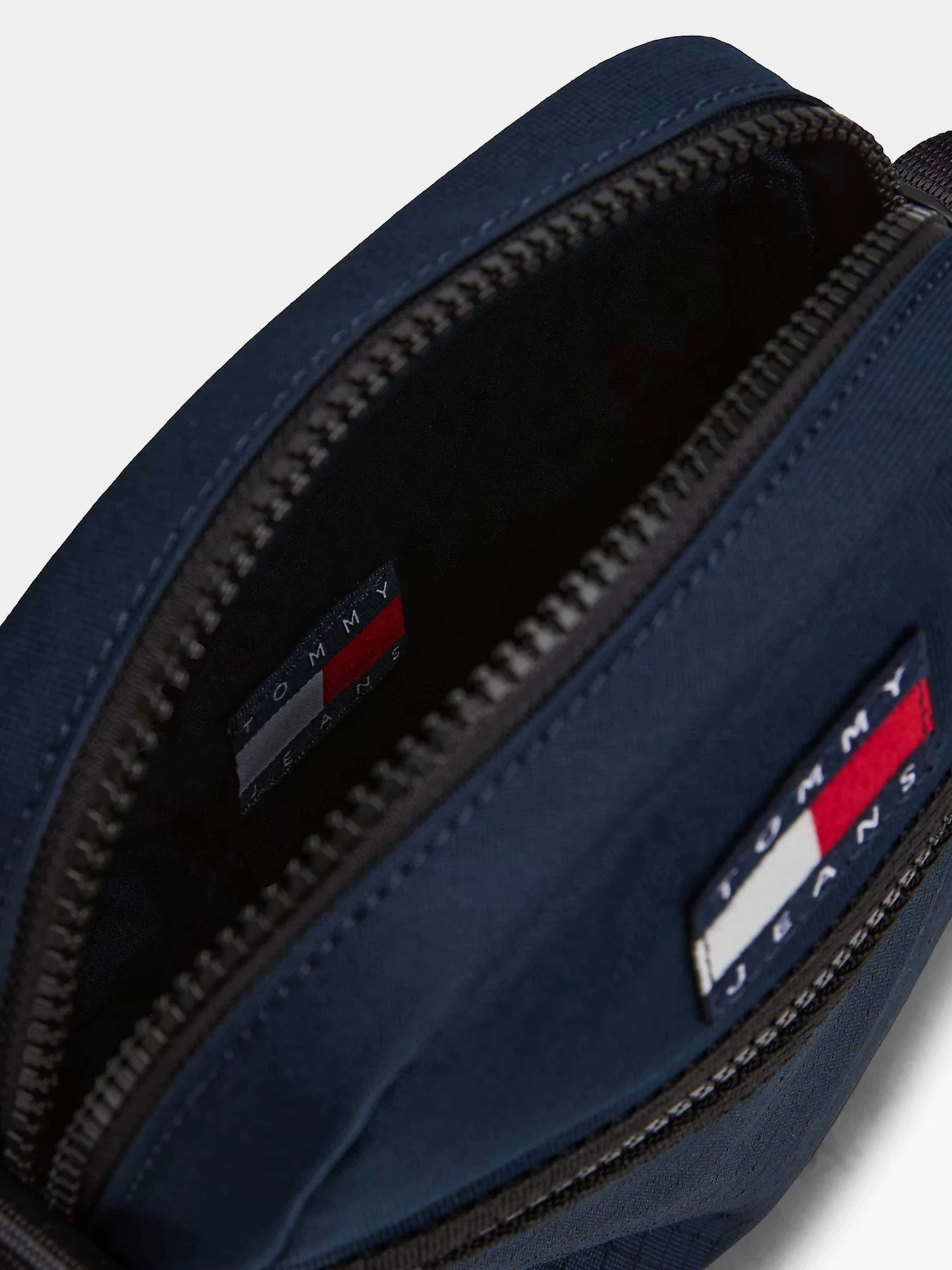 Сумки Tommy Hilfiger модель AM0AM13397-C1G Сумки Tommy Hilfiger модель AM0AM13397-C1G Фото