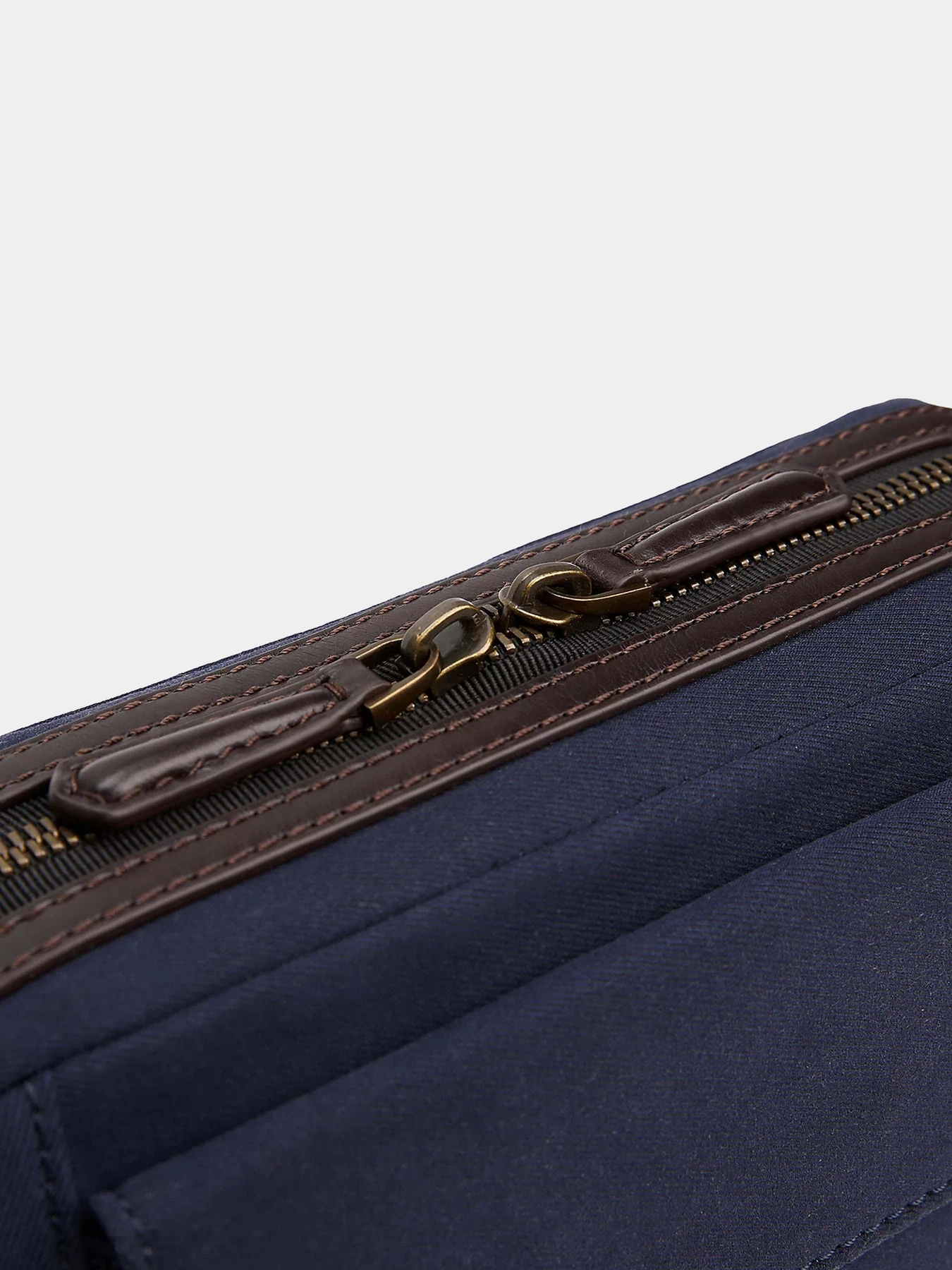 Сумки Tommy Hilfiger модель AM0AM13504-C7G Сумки Tommy Hilfiger модель AM0AM13504-C7G Фото