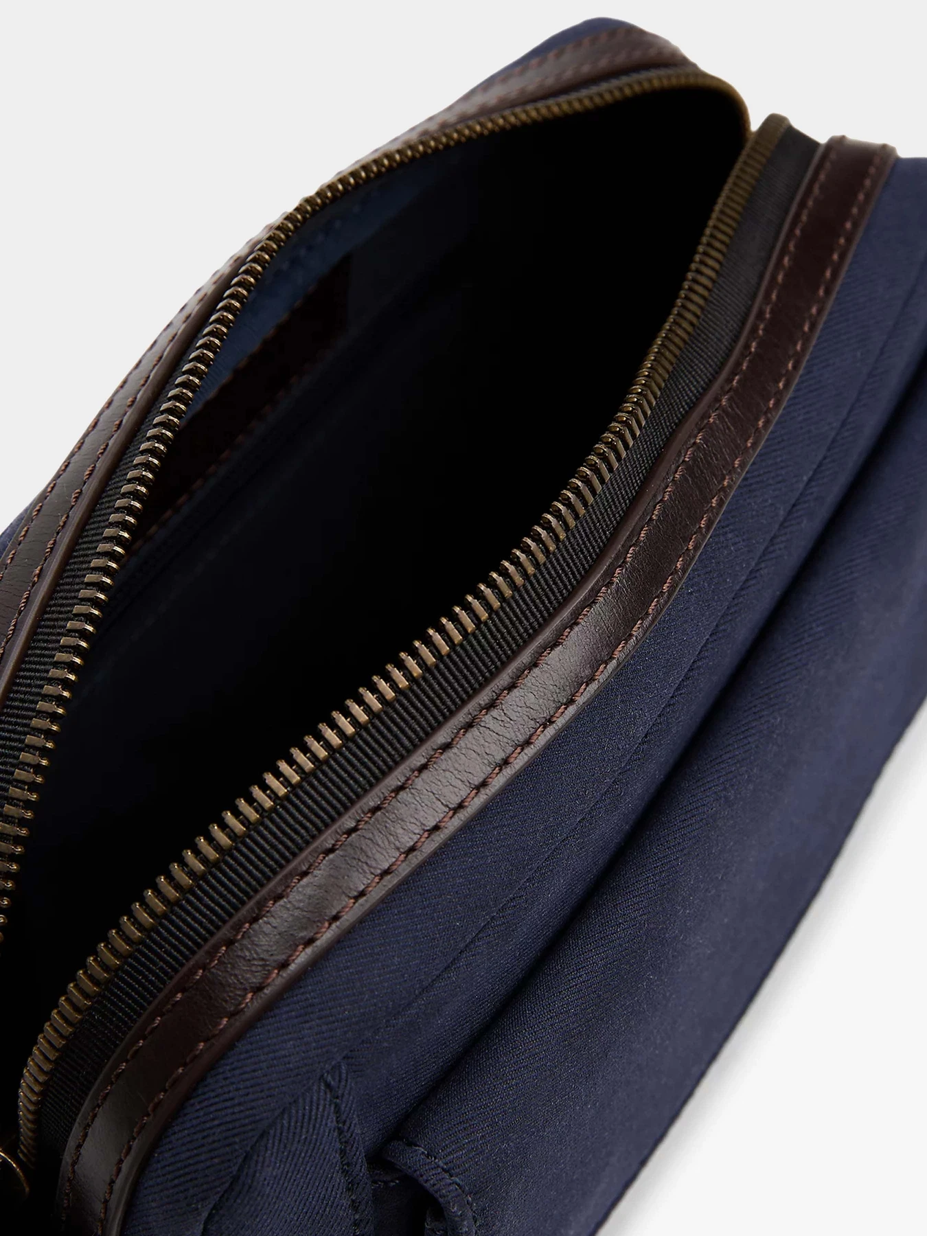 Сумки Tommy Hilfiger модель AM0AM13504-C7G Сумки Tommy Hilfiger модель AM0AM13504-C7G Фото