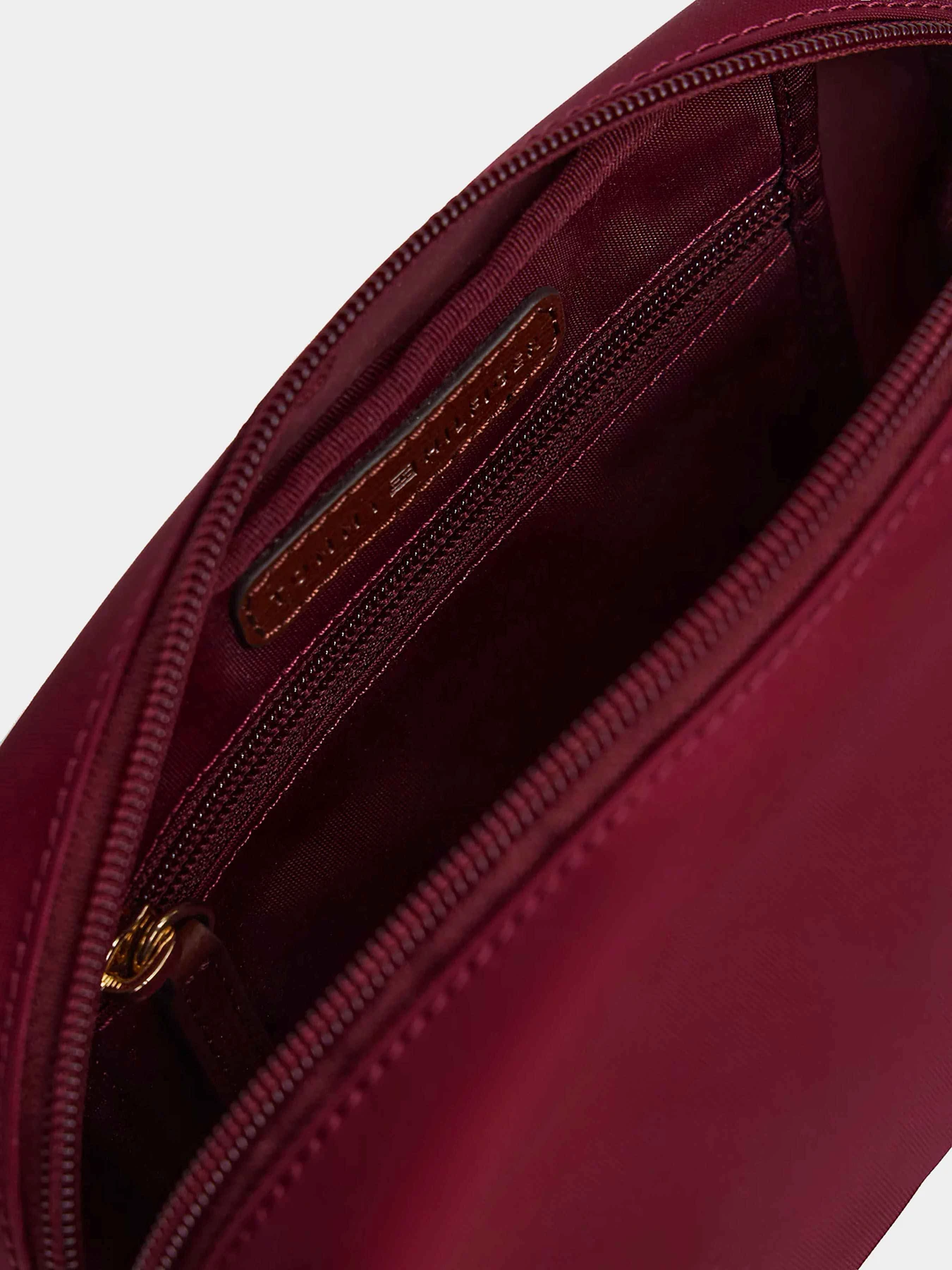 Сумки Tommy Hilfiger модель AW0AW17704-VLP Сумки Tommy Hilfiger модель AW0AW17704-VLP Фото