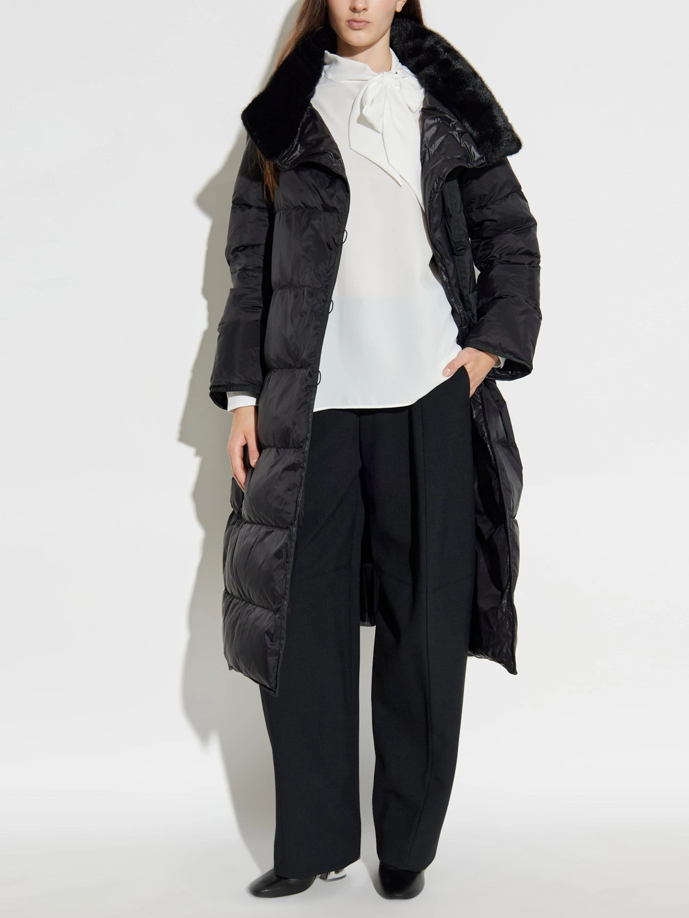 Куртки и дубленки Emporio Armani модель EW001395-AF12645-UC001 Фото