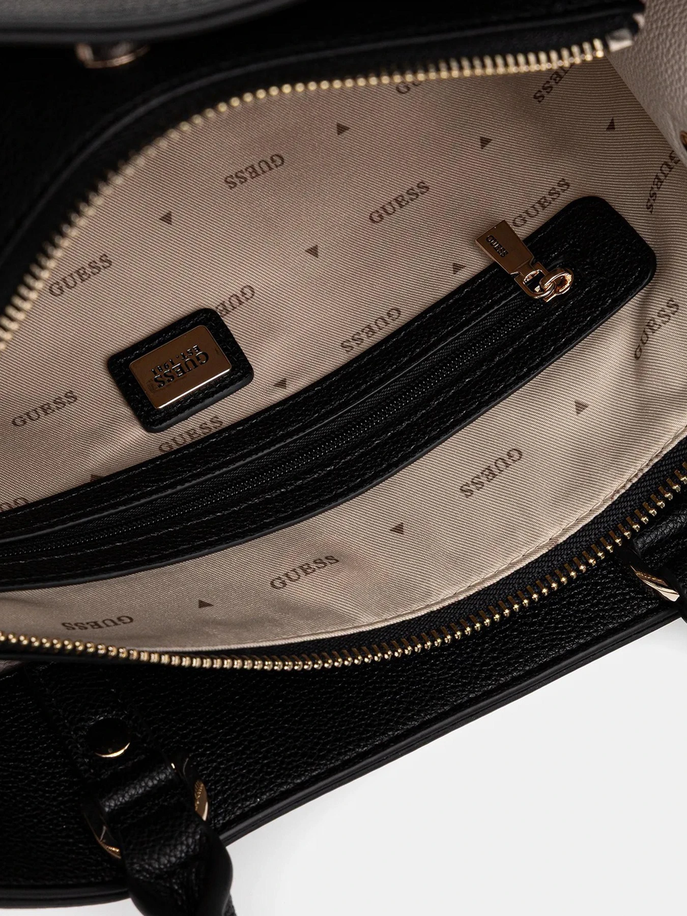 Сумки GUESS модель HWBG69-74060-BLA Сумки GUESS модель HWBG69-74060-BLA Фото