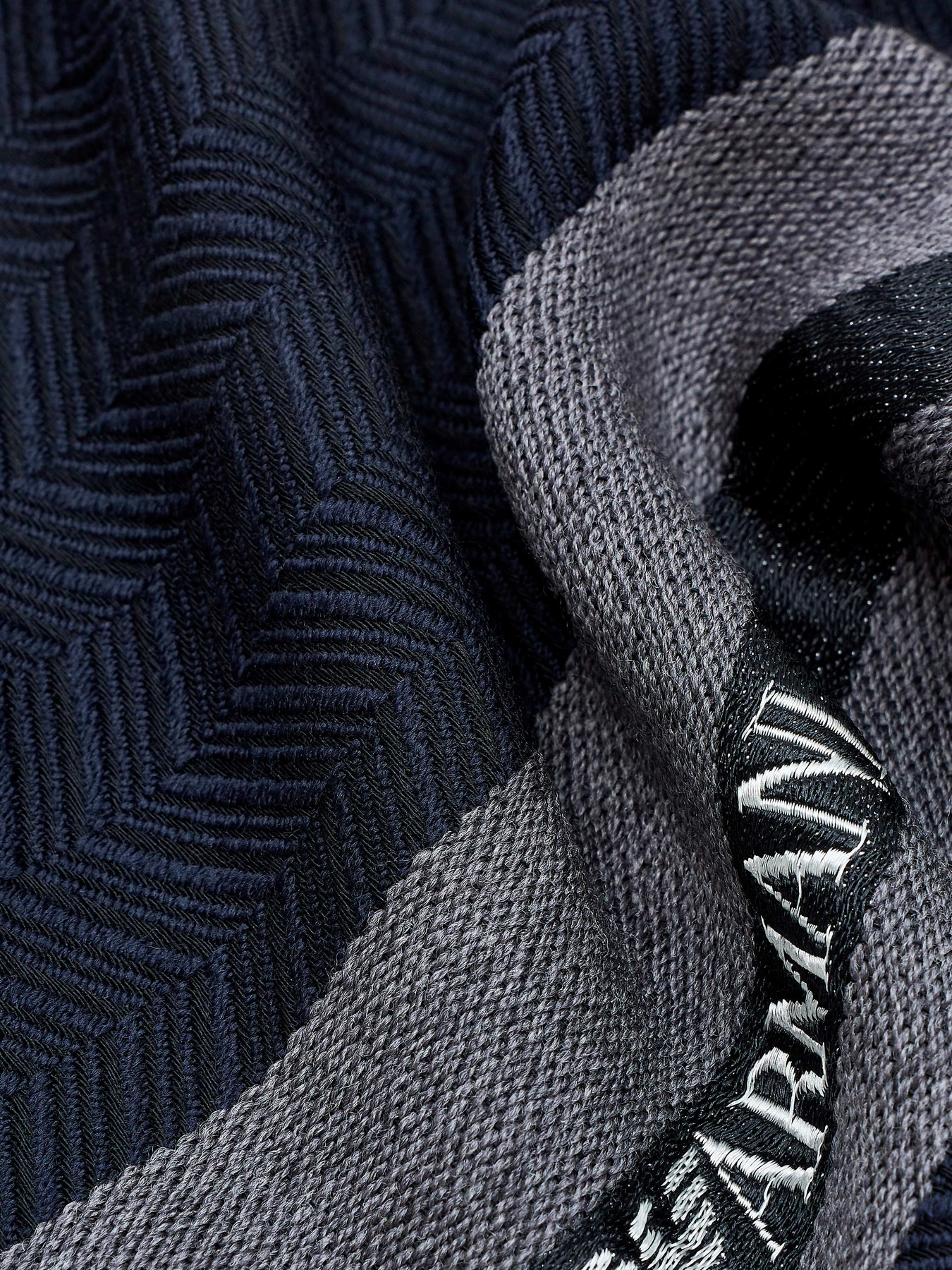 Шарфы и платки Emporio Armani модель EM003846-AF20010-UB109 Шарфы и платки Emporio Armani модель EM003846-AF20010-UB109 Фото