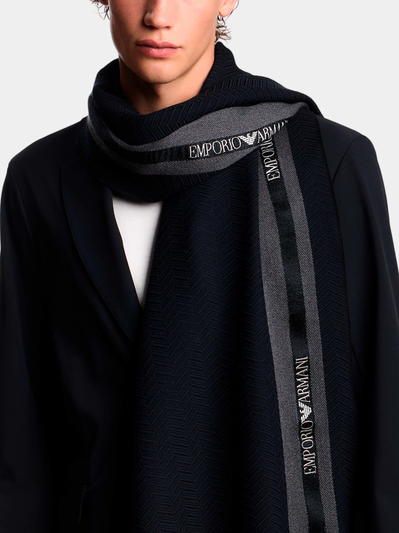Шарфы и платки Emporio Armani модель EM003846-AF20010-UB109 Шарфы и платки Emporio Armani модель EM003846-AF20010-UB109 Фото