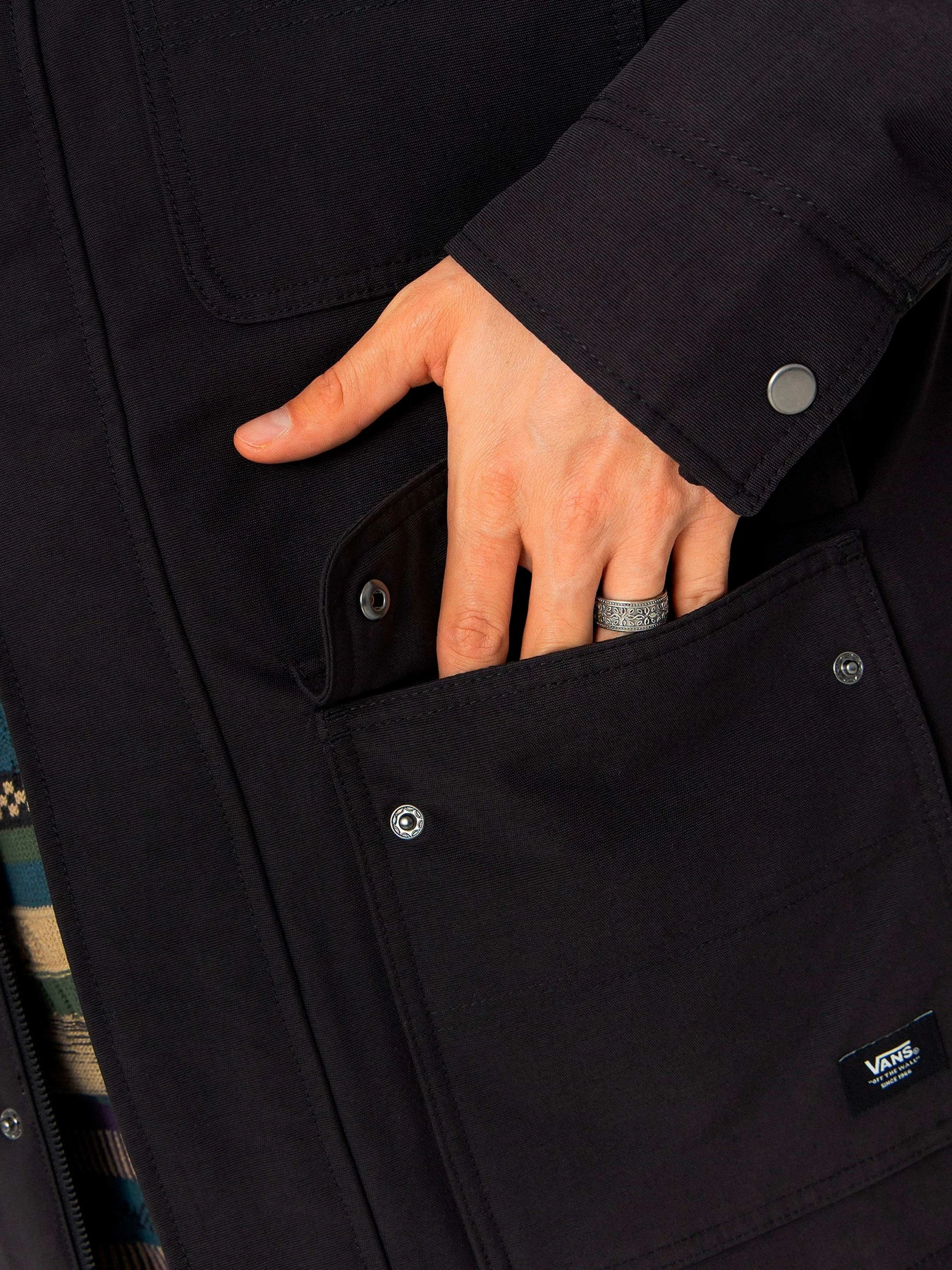 Куртки и дубленки Vans модель VN000P78BLK1 Куртки и дубленки Vans модель VN000P78BLK1 Фото