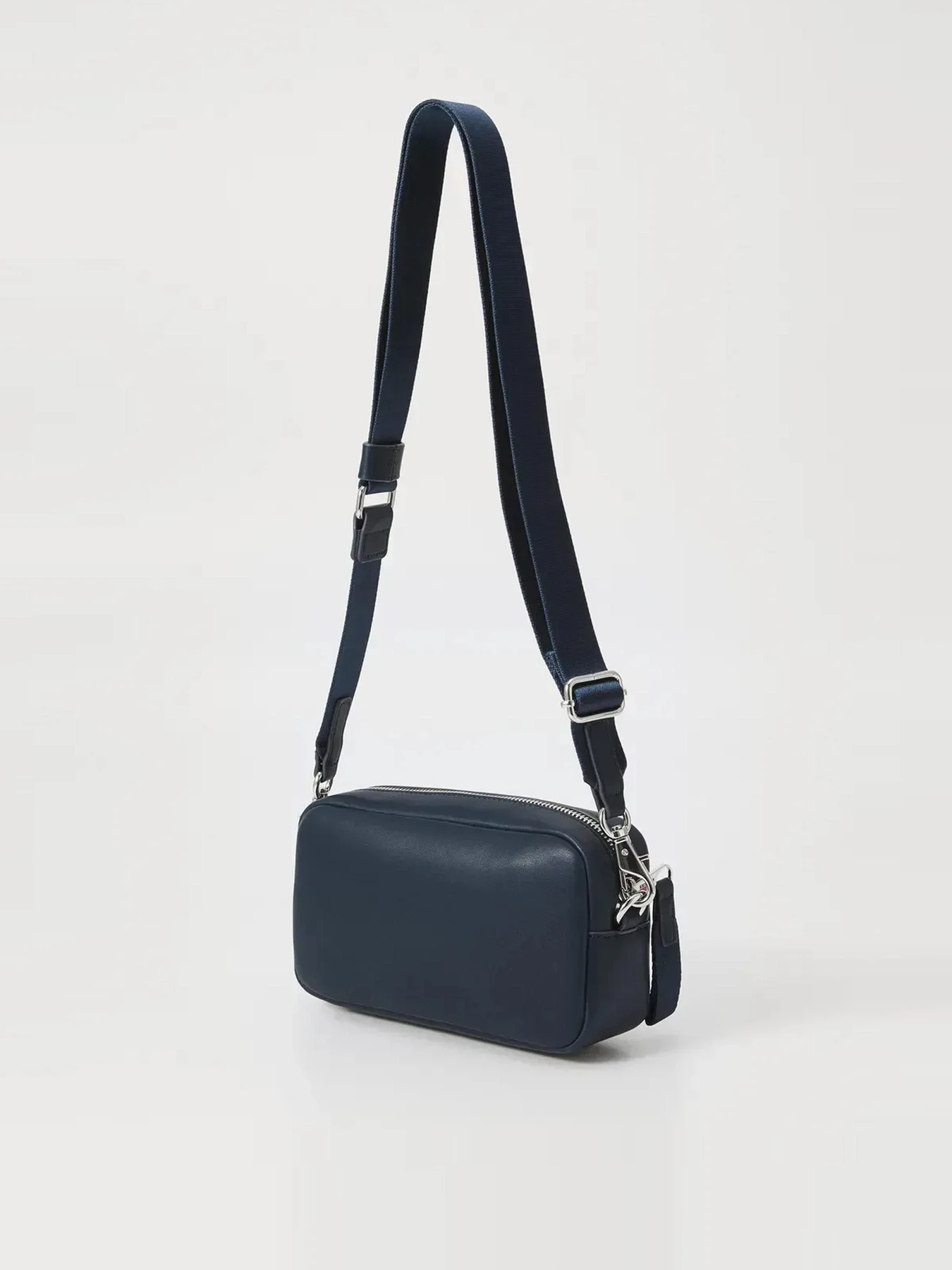 Сумки Tommy Hilfiger модель AW0AW17897-C1G Сумки Tommy Hilfiger модель AW0AW17897-C1G Фото