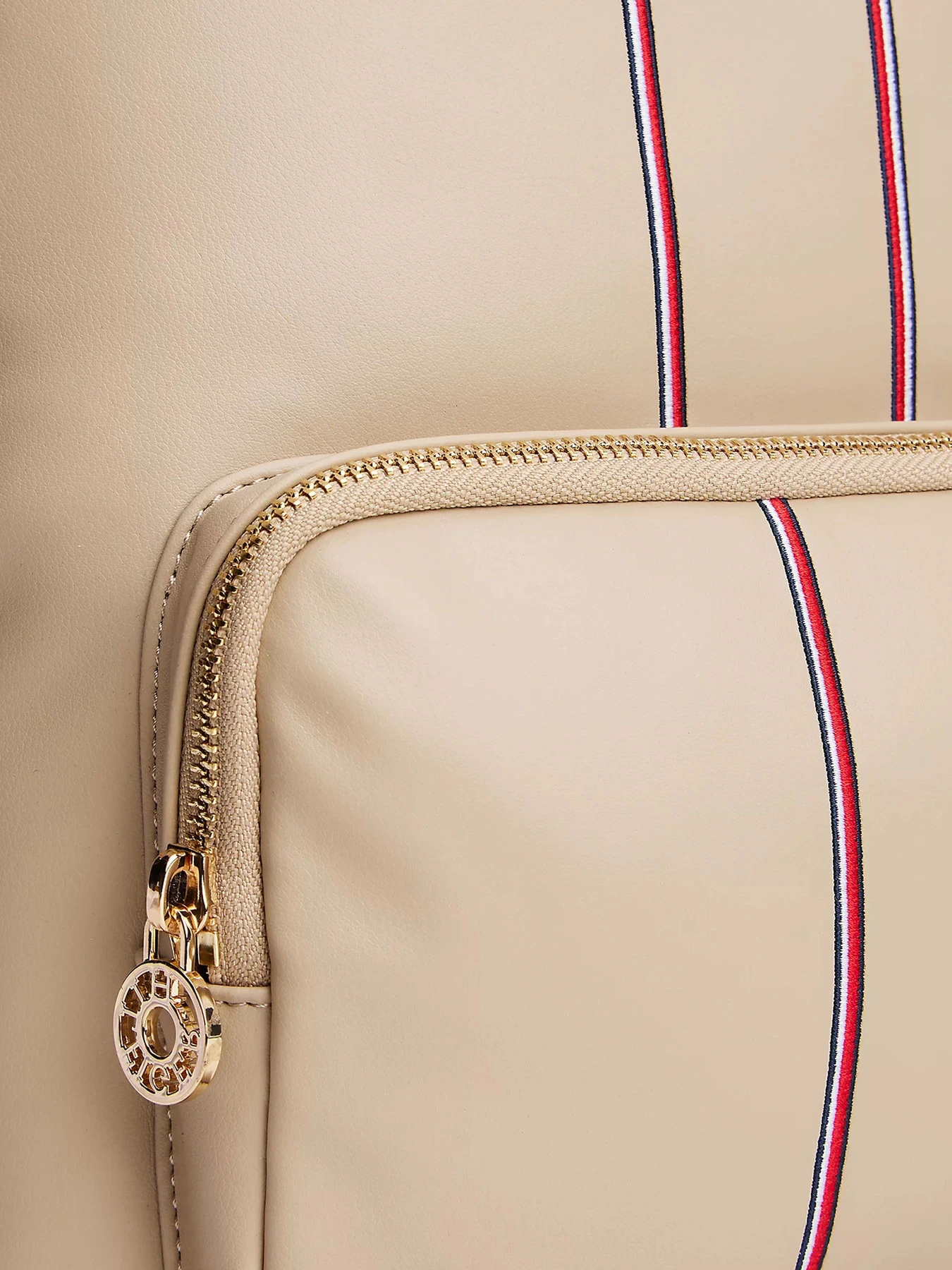 Рюкзаки Tommy Hilfiger модель AW0AW18001-0F4 Рюкзаки Tommy Hilfiger модель AW0AW18001-0F4 Фото
