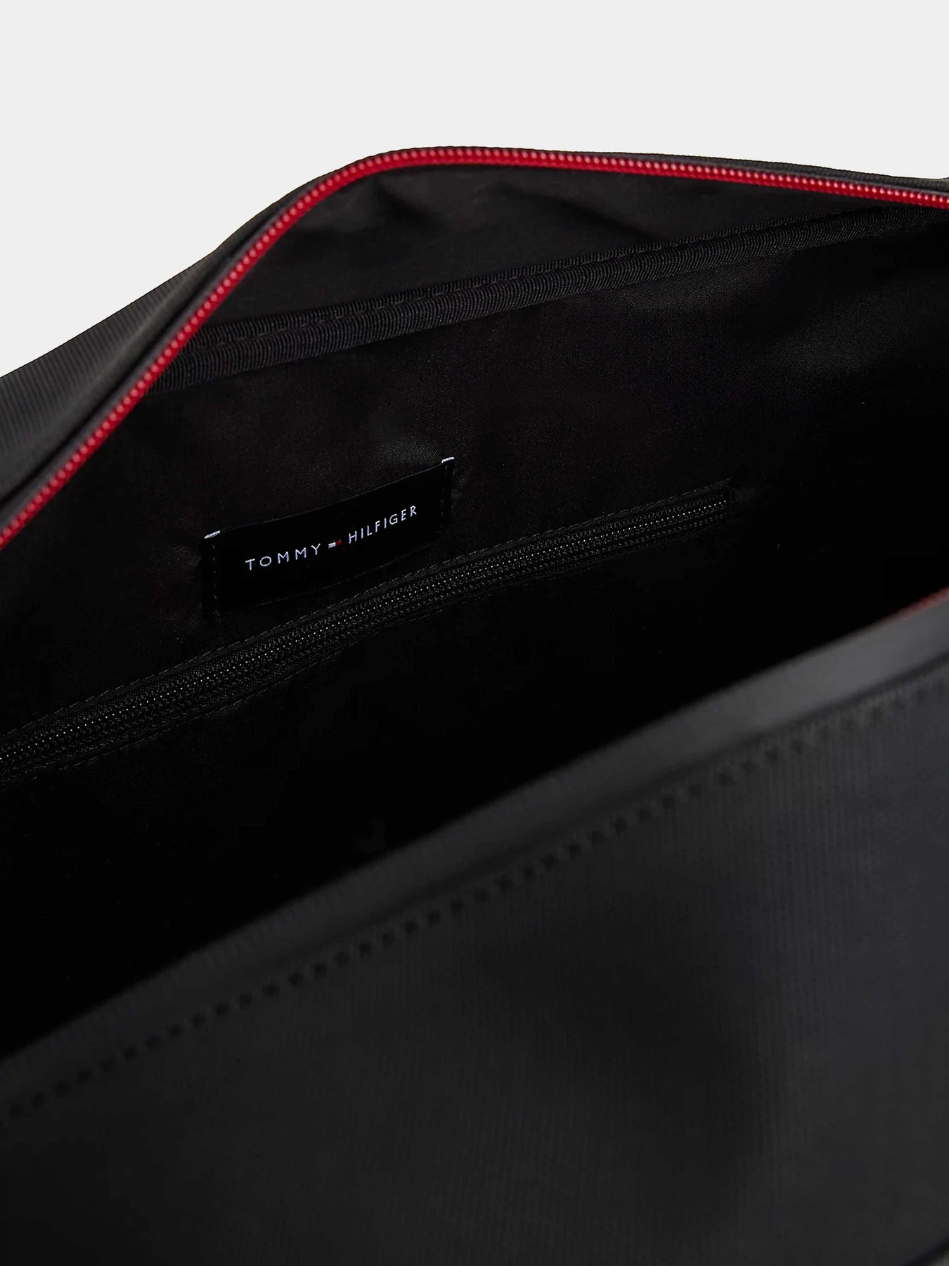 Дорожные сумки и чемоданы Tommy Hilfiger модель AM0AM13628-BDS Дорожные сумки и чемоданы Tommy Hilfiger модель AM0AM13628-BDS Фото