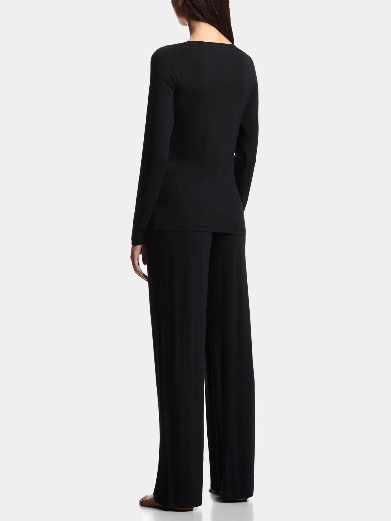 Одежда для дома и сна Emporio Armani модель EW002493-AF15361-UC001 Одежда для дома и сна Emporio Armani модель EW002493-AF15361-UC001 Фото