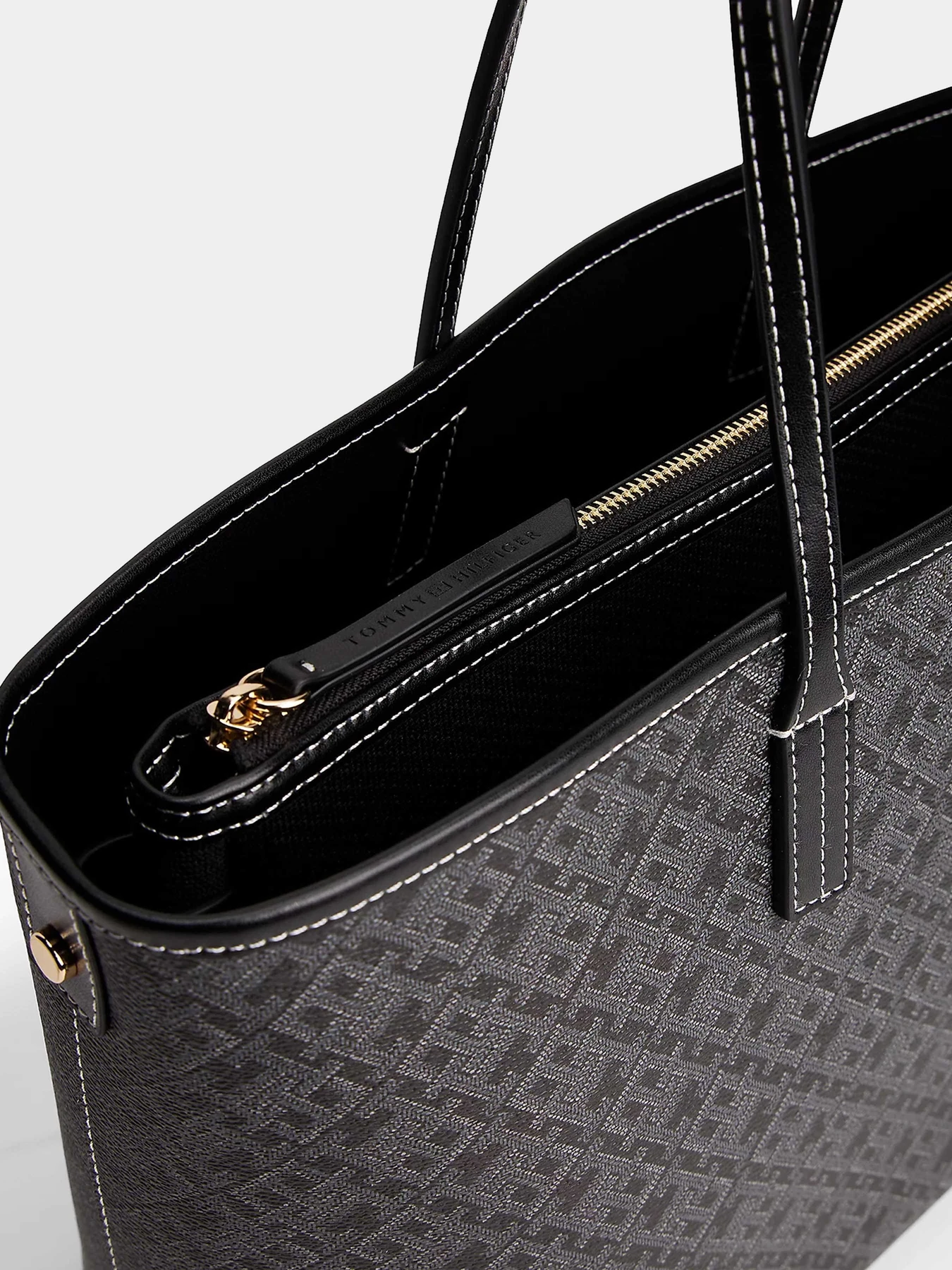 Сумки Tommy Hilfiger модель AW0AW17696-BDS Сумки Tommy Hilfiger модель AW0AW17696-BDS Фото