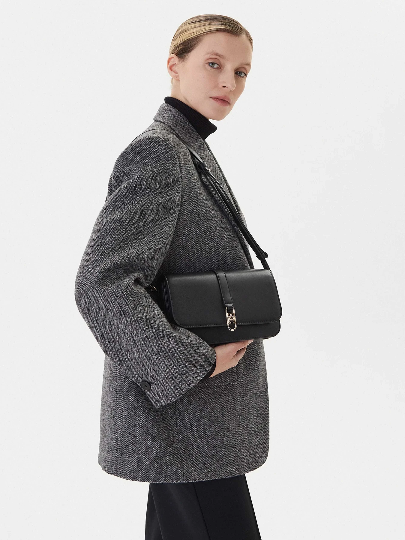 Сумки Tommy Hilfiger модель AW0AW17723-BDS Сумки Tommy Hilfiger модель AW0AW17723-BDS Фото