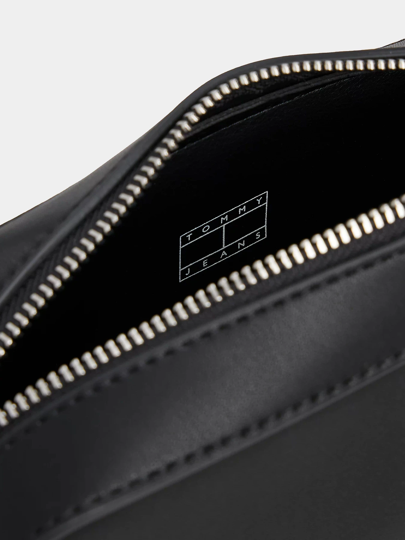 Сумки Tommy Hilfiger модель AW0AW17872-BDS Сумки Tommy Hilfiger модель AW0AW17872-BDS Фото