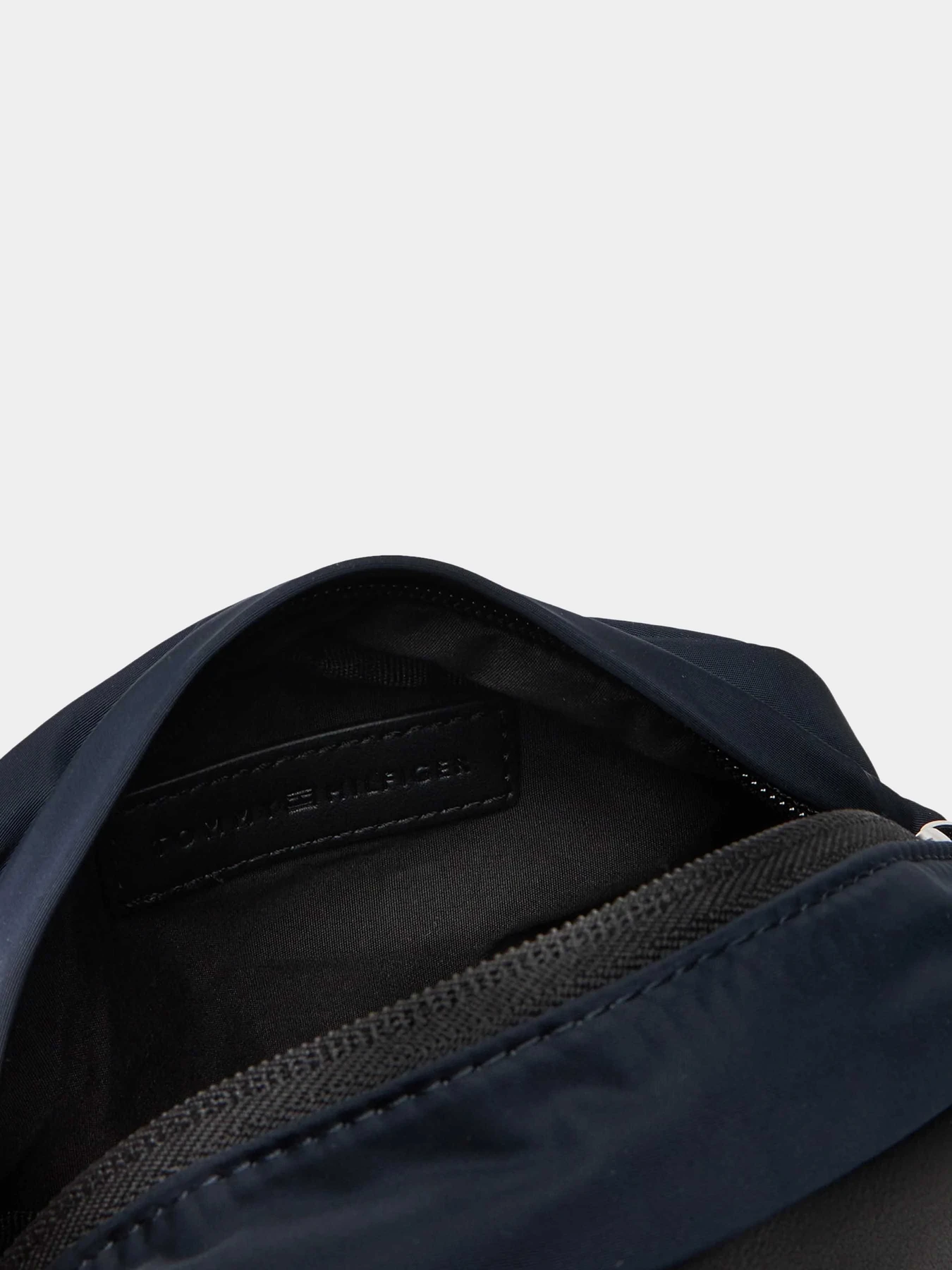 Сумки Tommy Hilfiger модель AM0AM13618-DW6 Сумки Tommy Hilfiger модель AM0AM13618-DW6 Фото